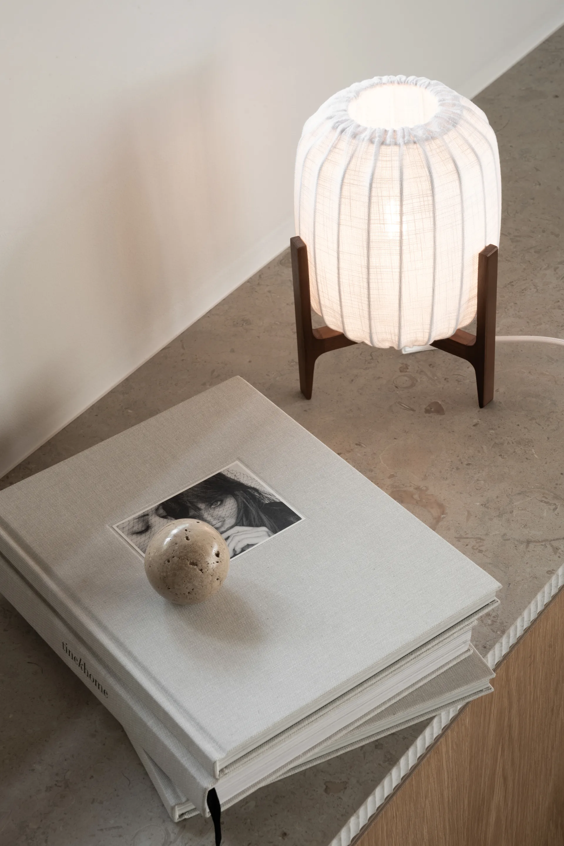 Lámpara de mesa Prisma, Dark ash-White, Mini Ø16 x 24,3 cm Watt & Veke