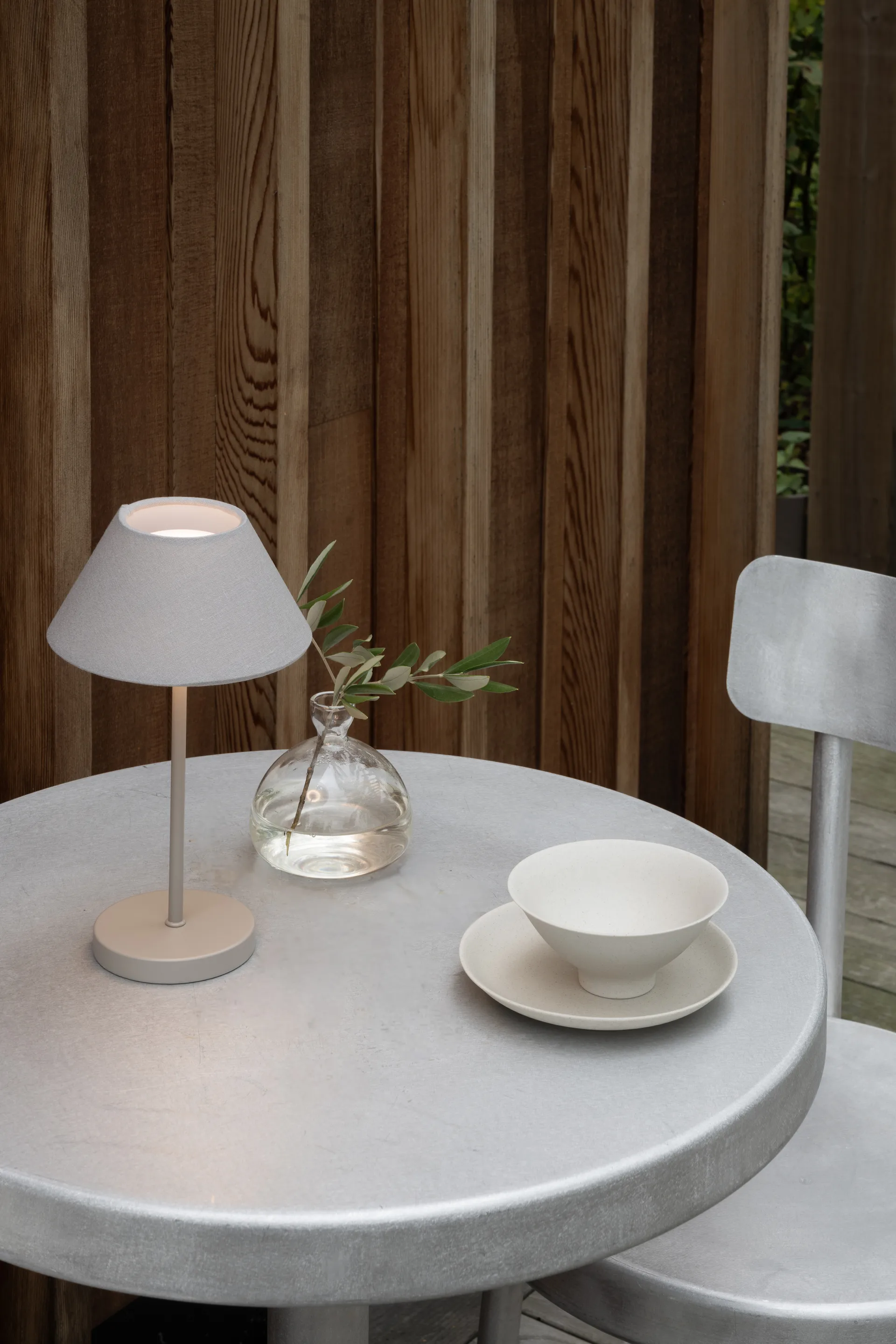 Lámpara de mesa Teya portátil, Gris cálido, Ø15×26 cm Watt & Veke