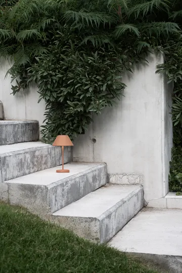 Lámpara de mesa Teya portátil - Terracota, Ø15×26 cm - Watt & Veke