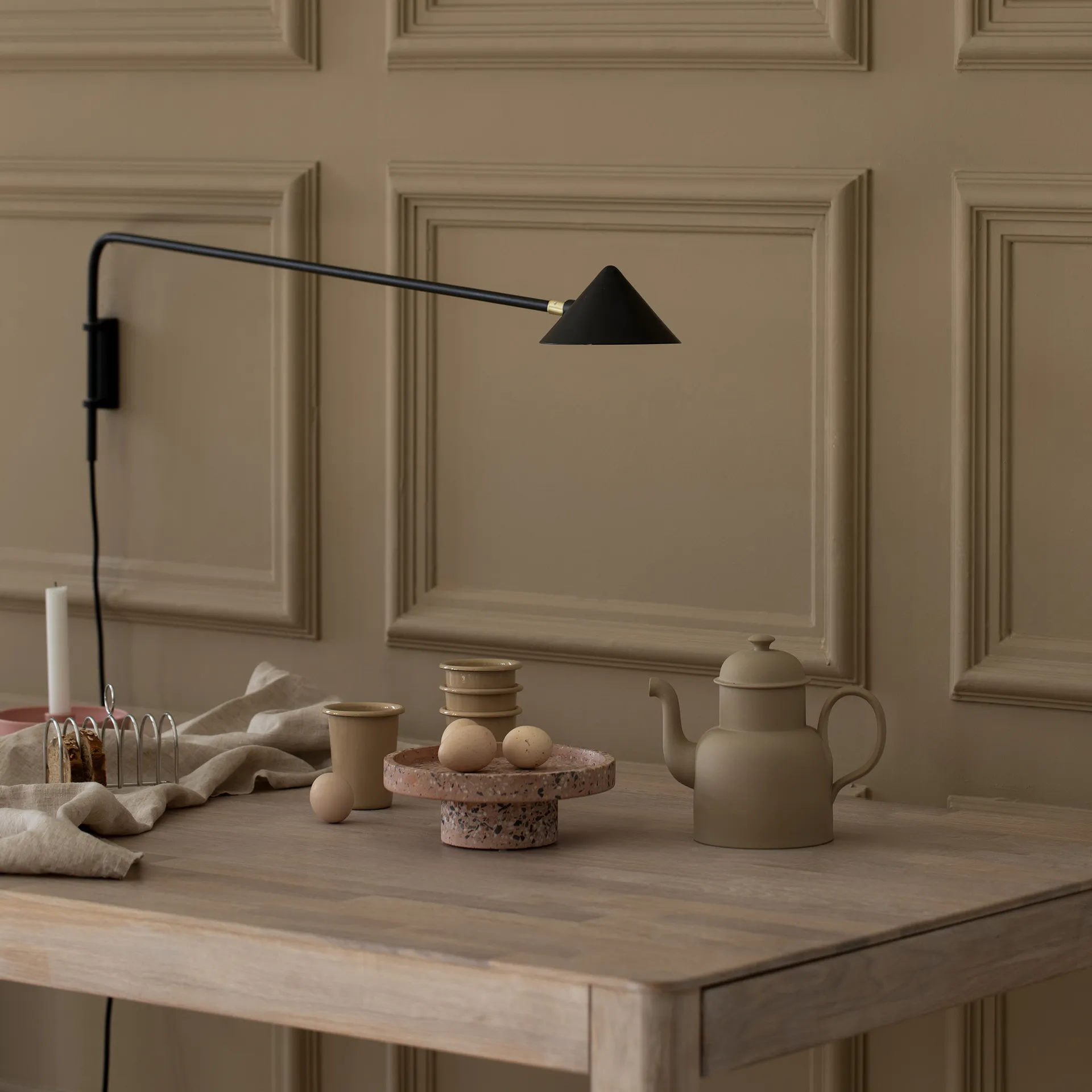 Lámpara de pared Kelly brazo largo, negro-oro Watt & Veke