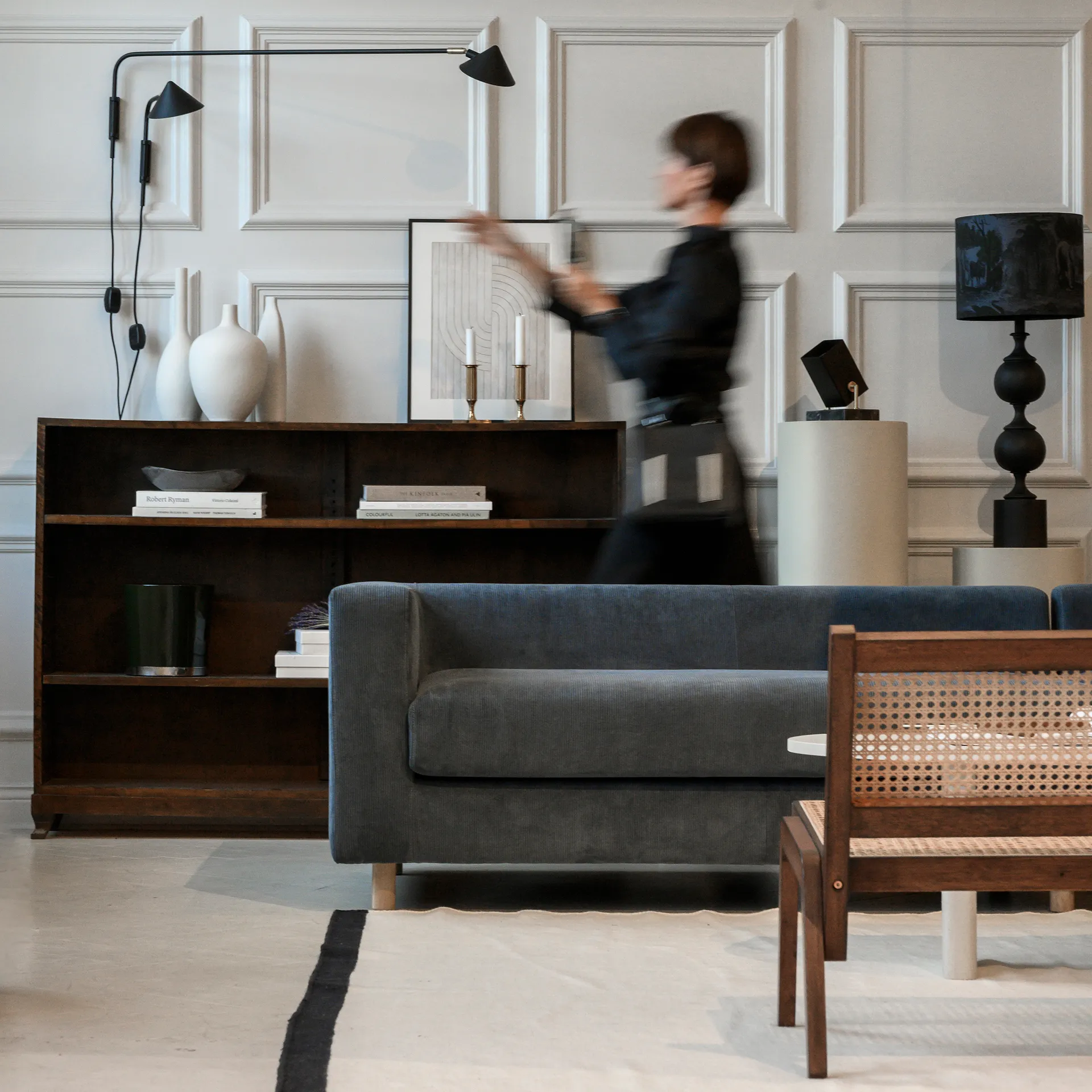 Lámpara de pared Kelly brazo largo, negro-oro Watt & Veke