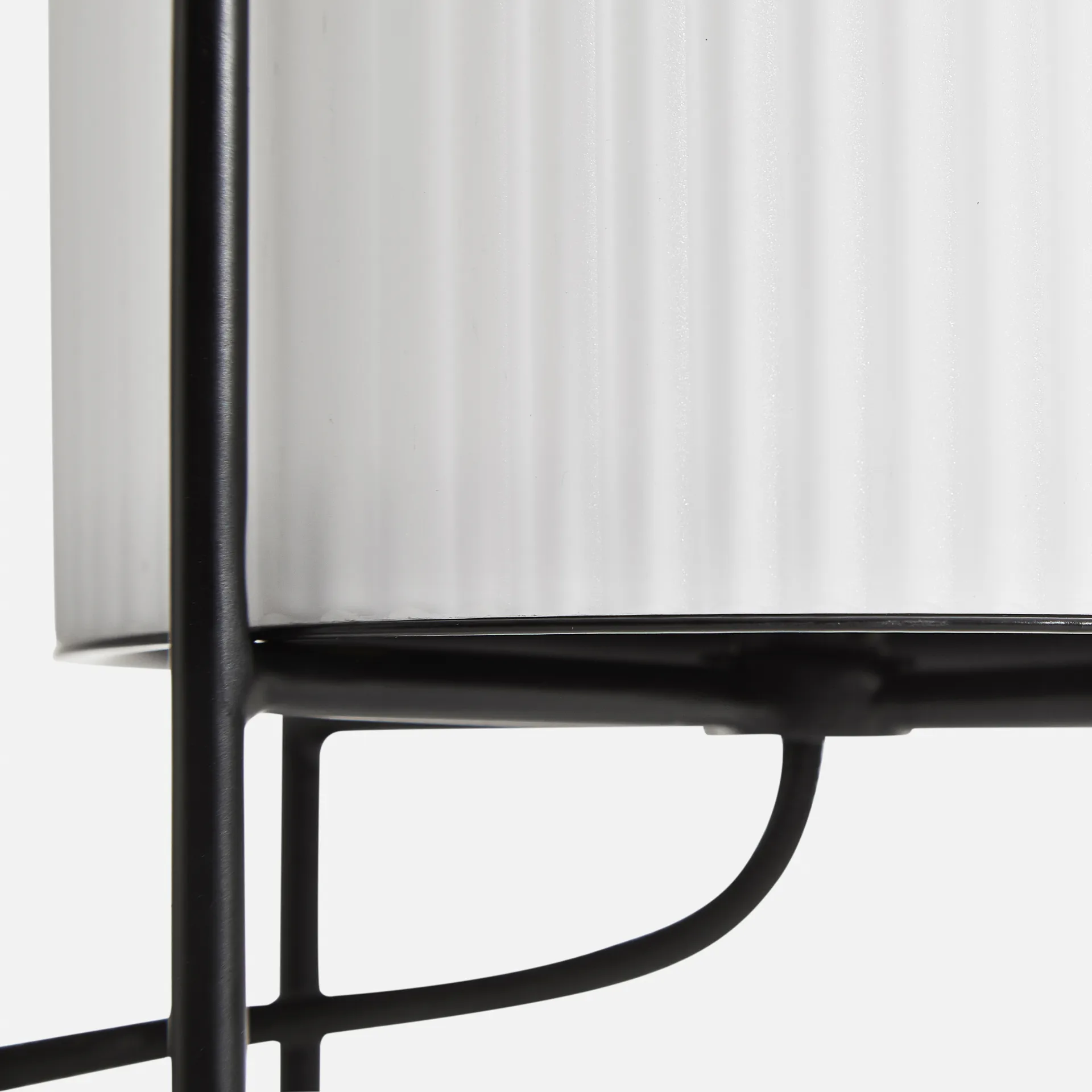 Lámpara de mesa Ghost, negro-vidrio opal blanco Woud