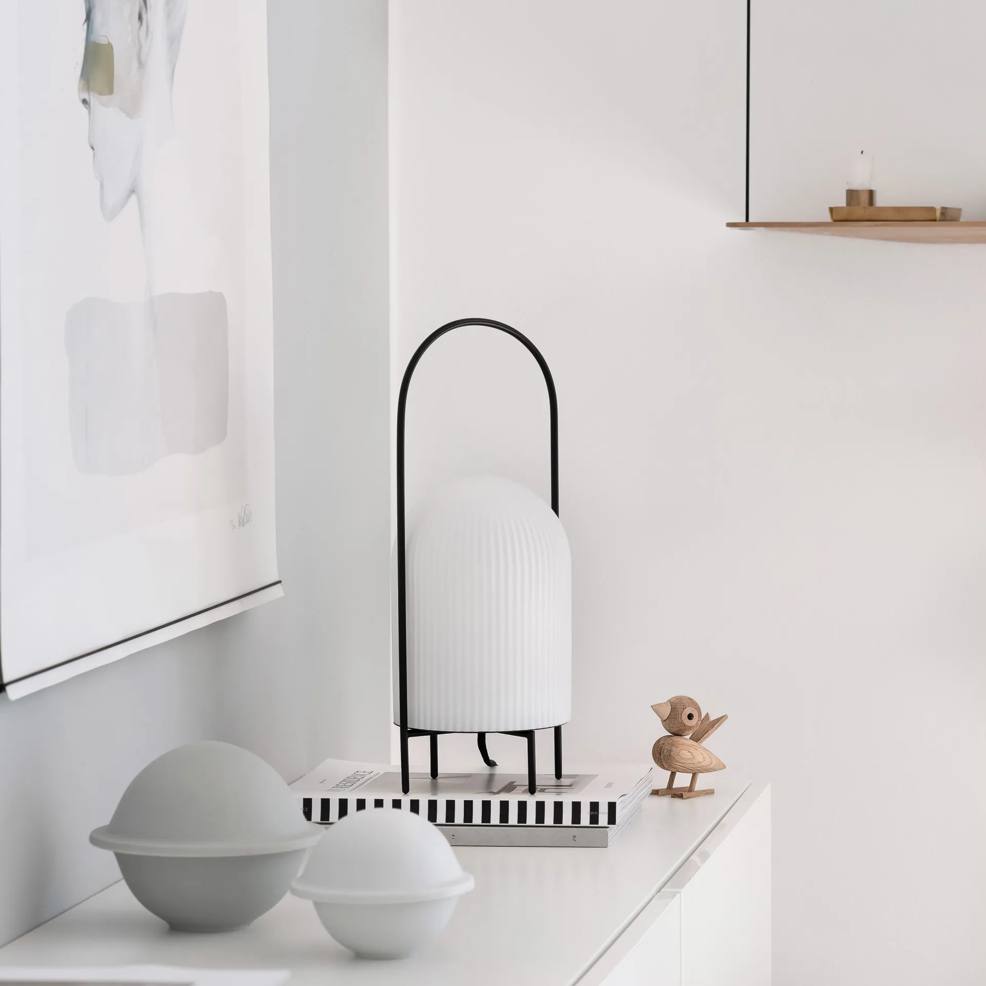 Lámpara de mesa Ghost, negro-vidrio opal blanco Woud