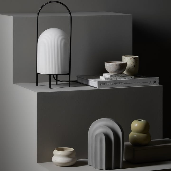 Lámpara de mesa Ghost, negro-vidrio opal blanco Woud