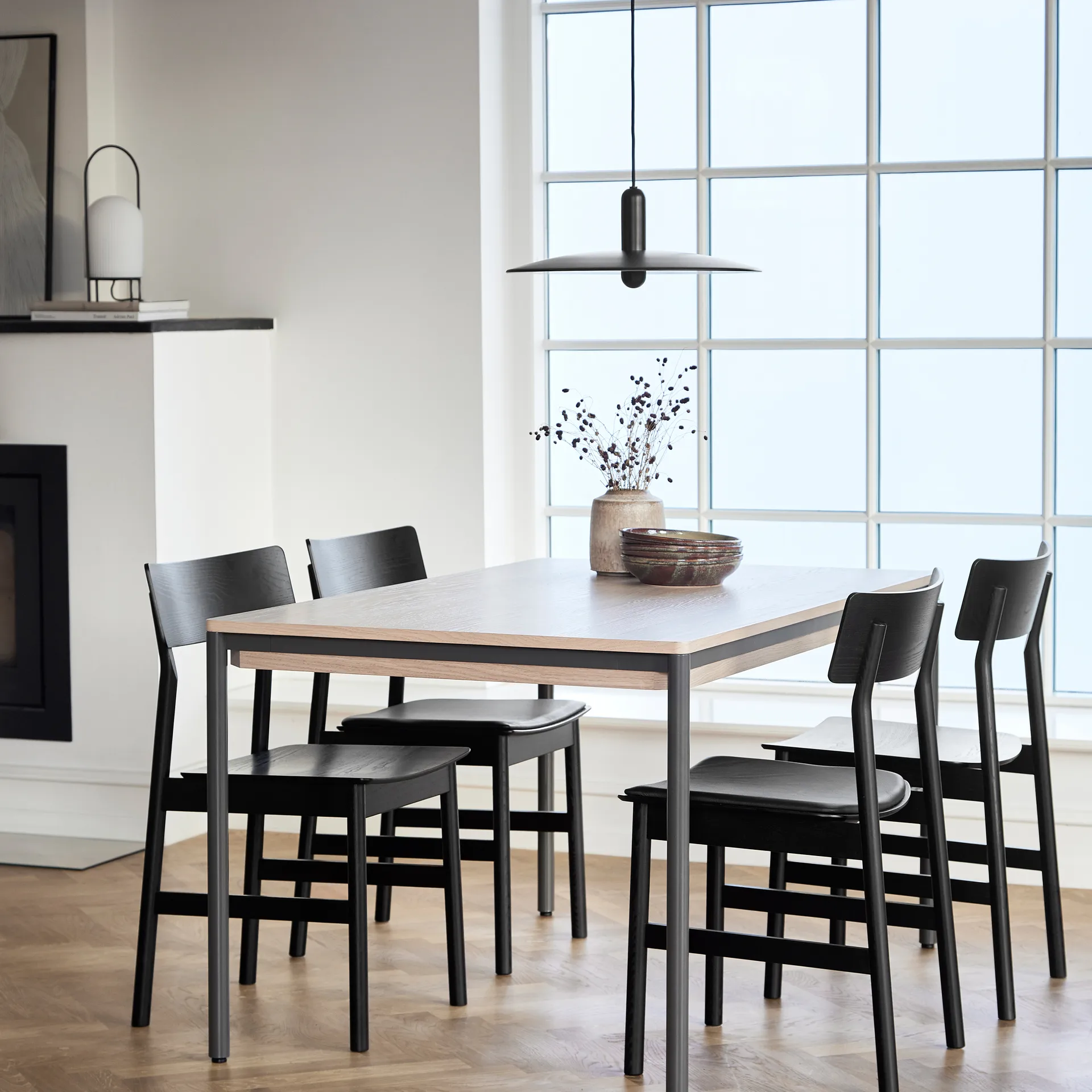 Lámpara de mesa Ghost, negro-vidrio opal blanco Woud