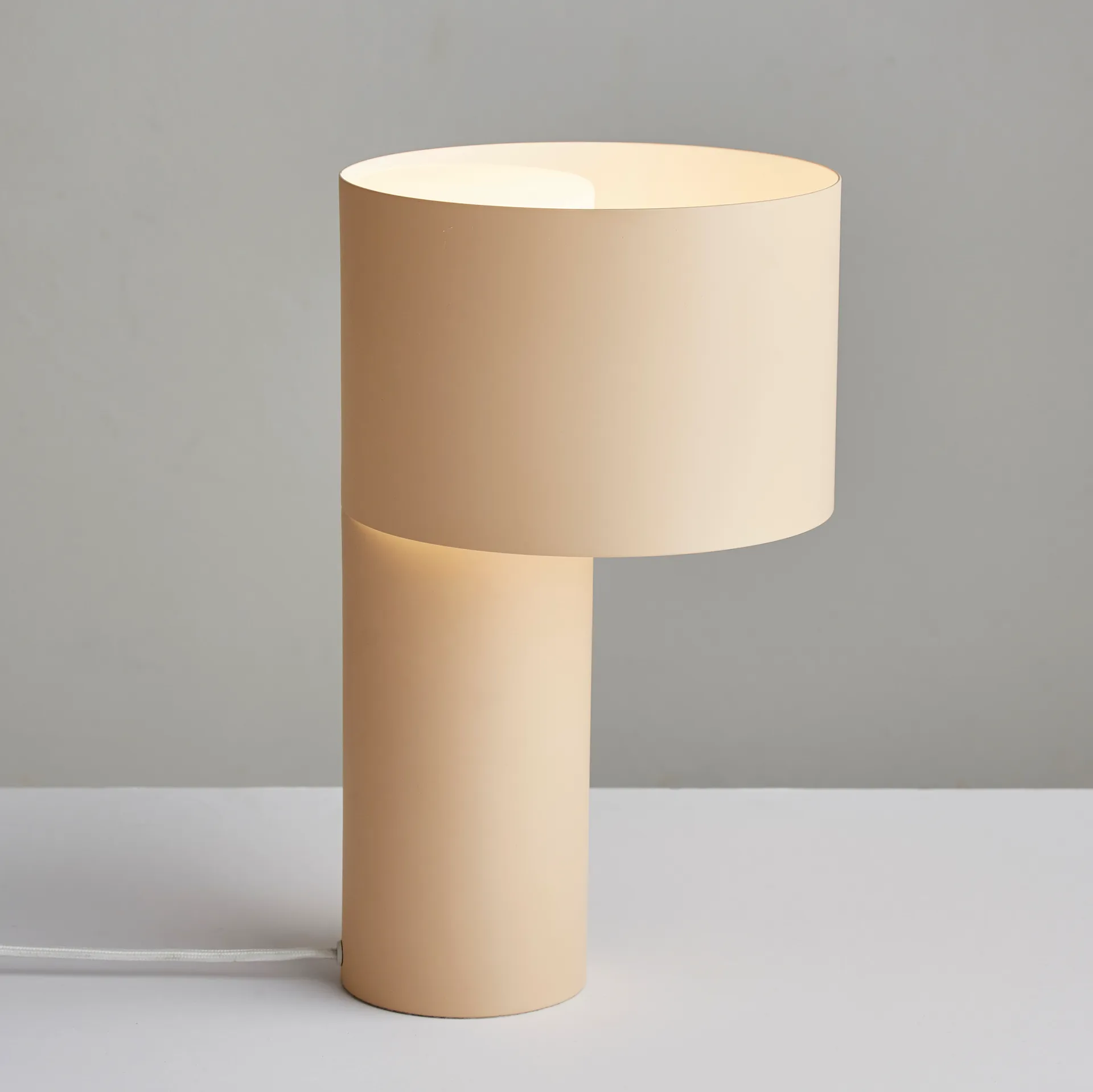 Lámpara de mesa Tangent, arena Woud
