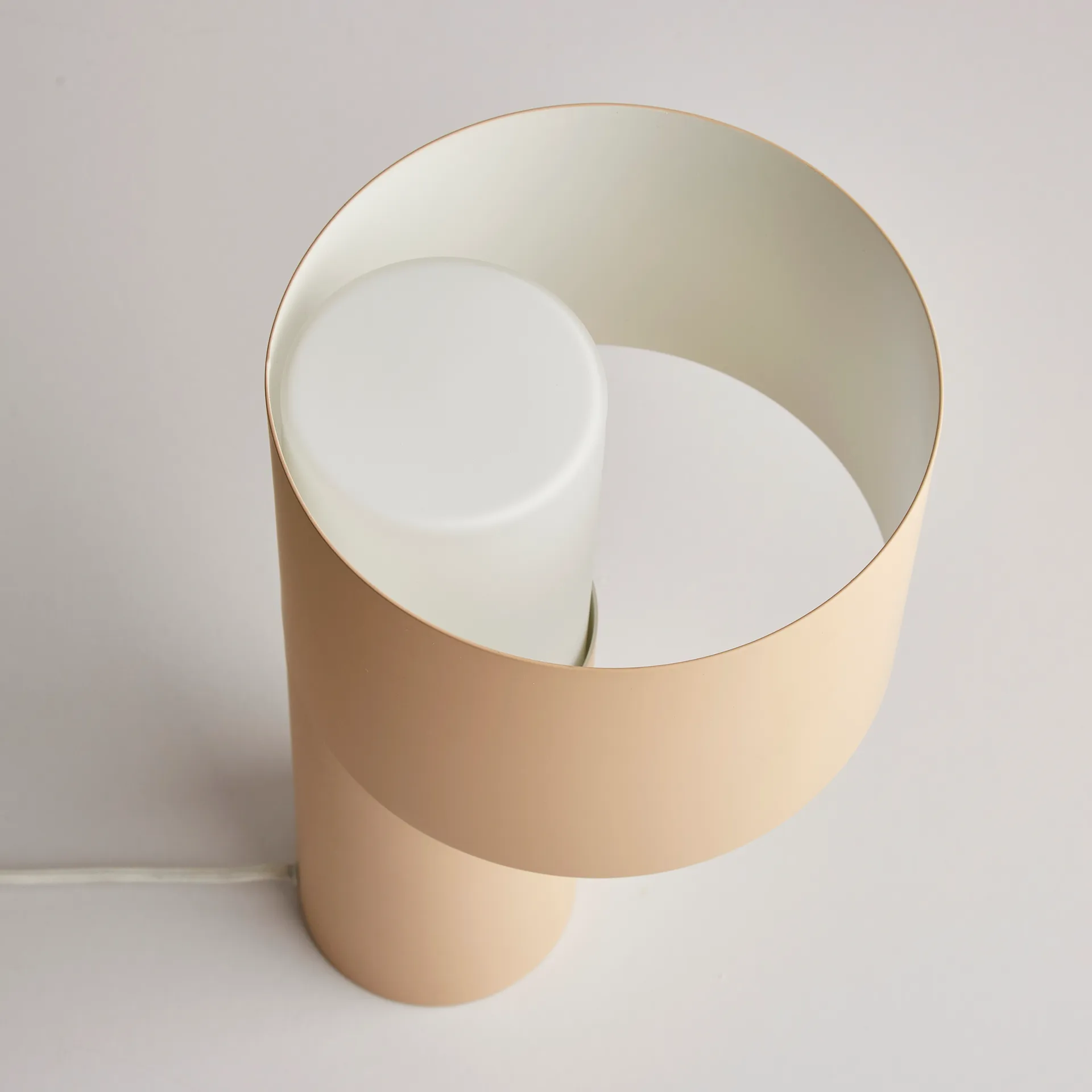 Lámpara de mesa Tangent, arena Woud