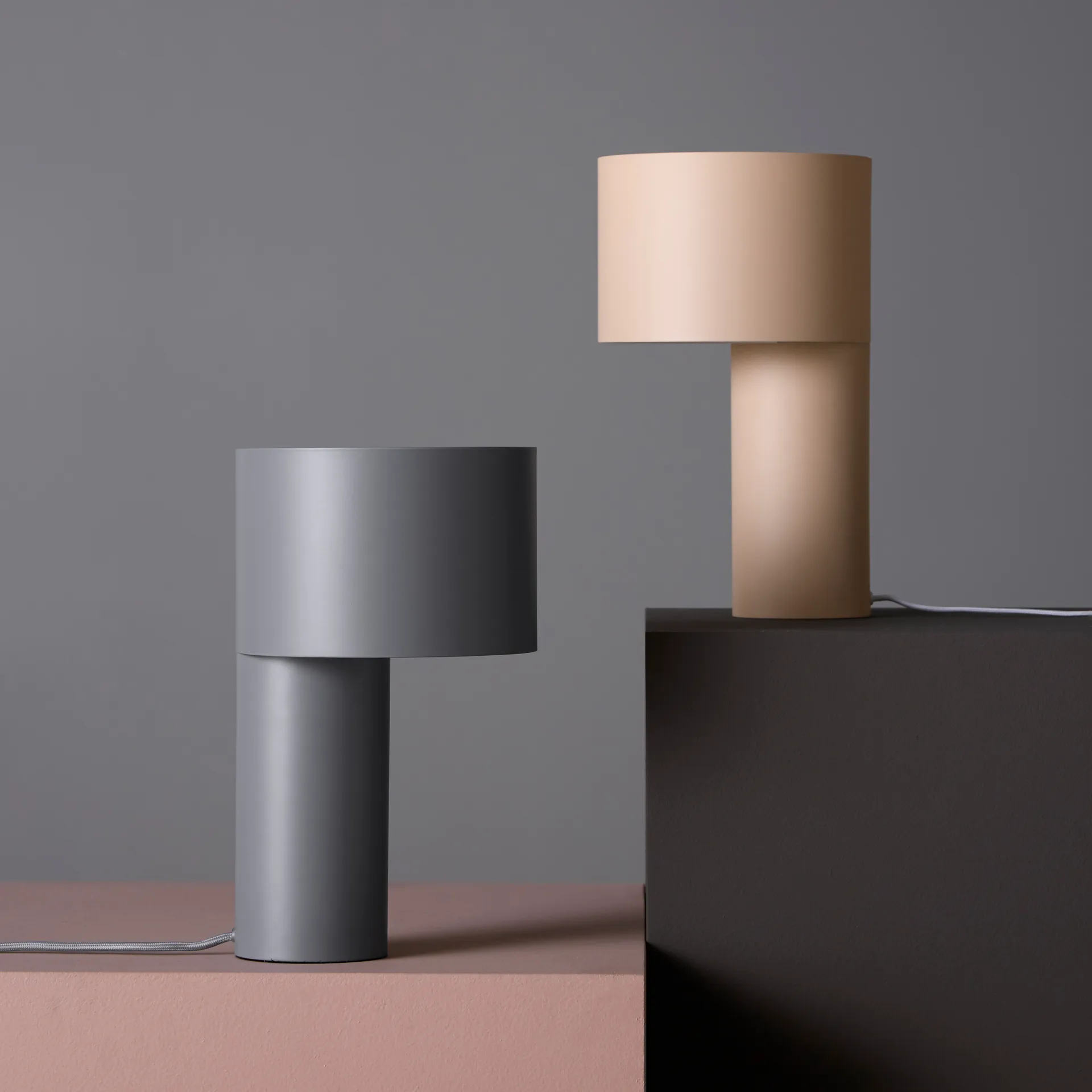 Lámpara de mesa Tangent, gris Woud