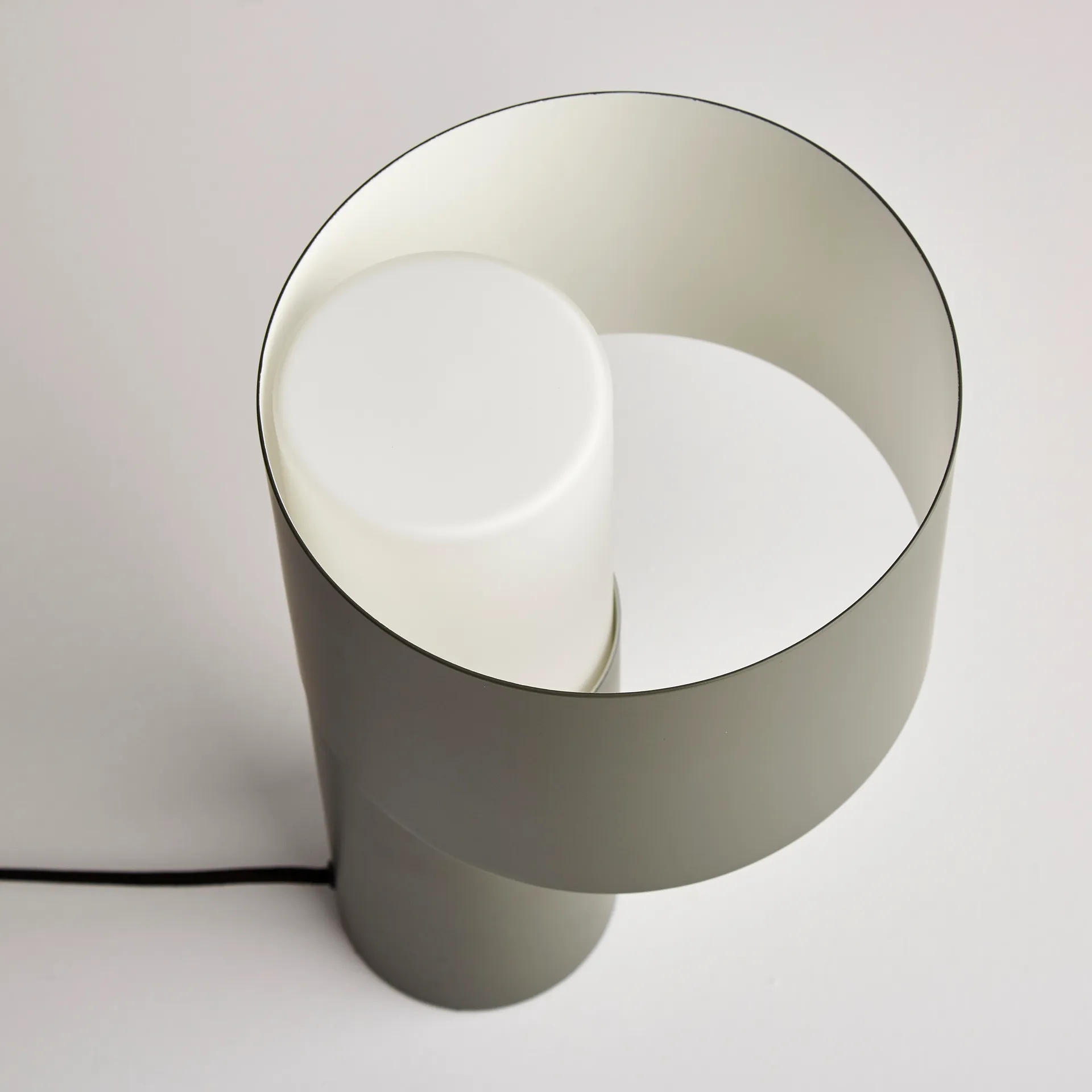 Lámpara de mesa Tangent, verde Woud