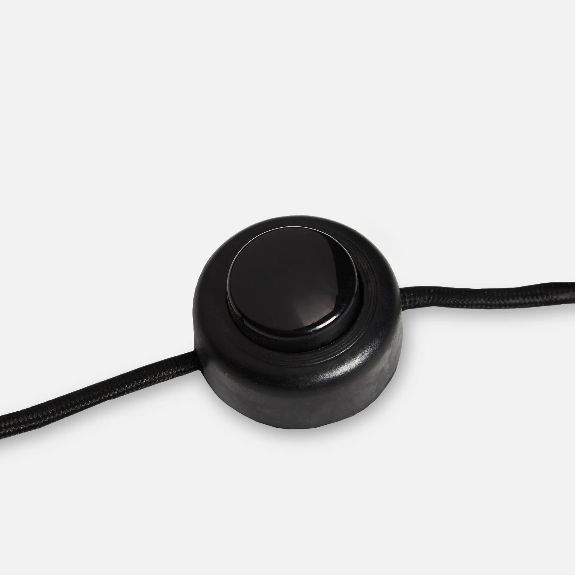 Lámpara de pie Cono, Negro Woud