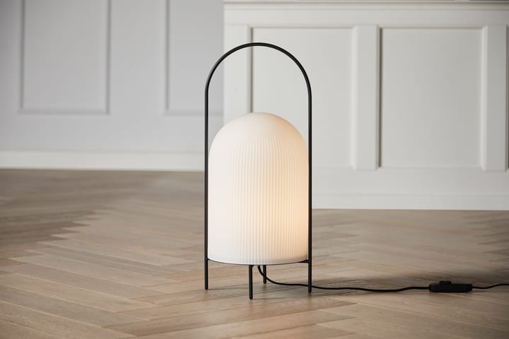 Lámpara de pie Ghost, negro-vidrio opal blanco Woud