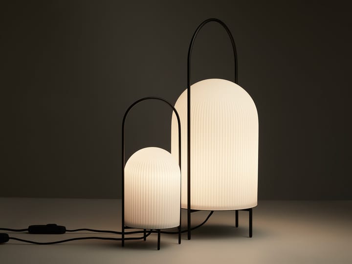 Lámpara de pie Ghost, negro-vidrio opal blanco Woud