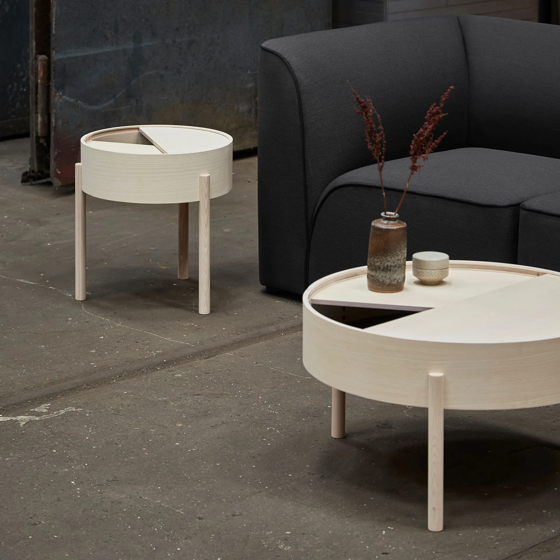 Mesa auxiliar Arc, ceniza pigmentada de blanco Woud