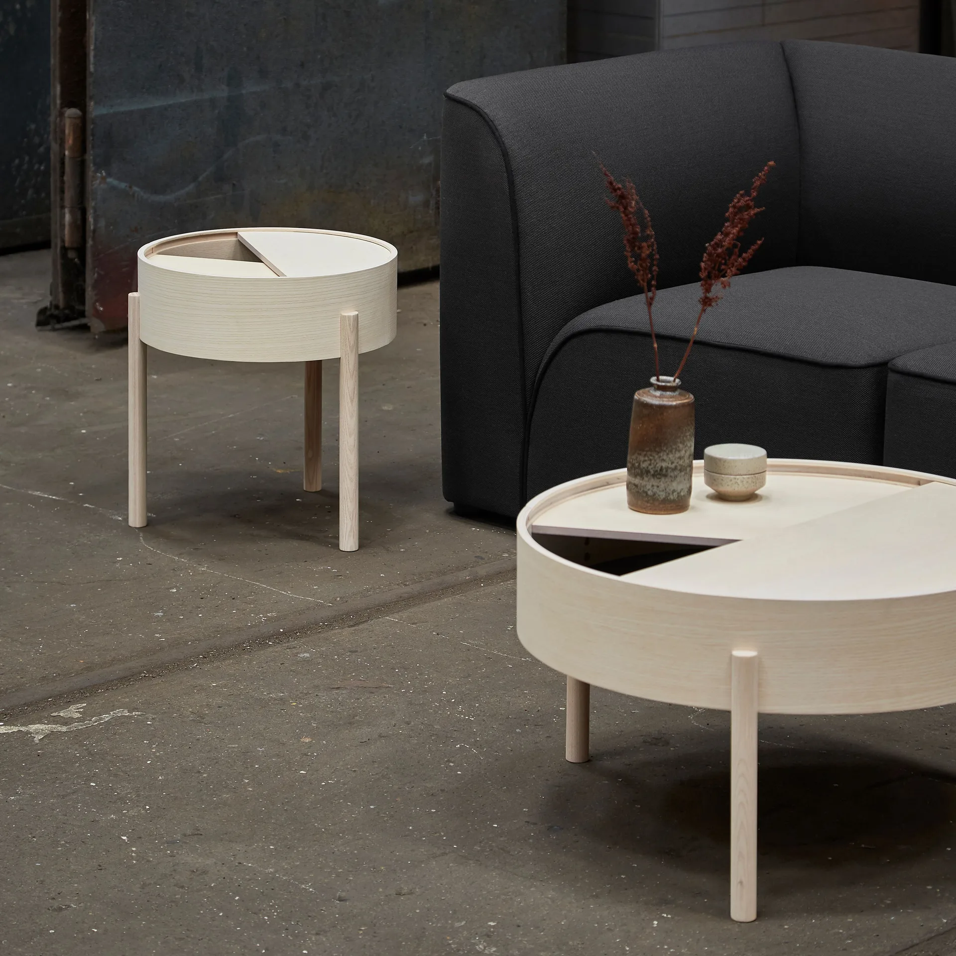 Mesa de centro Arc Ø66 cm, ceniza pigmentada de blanco Woud