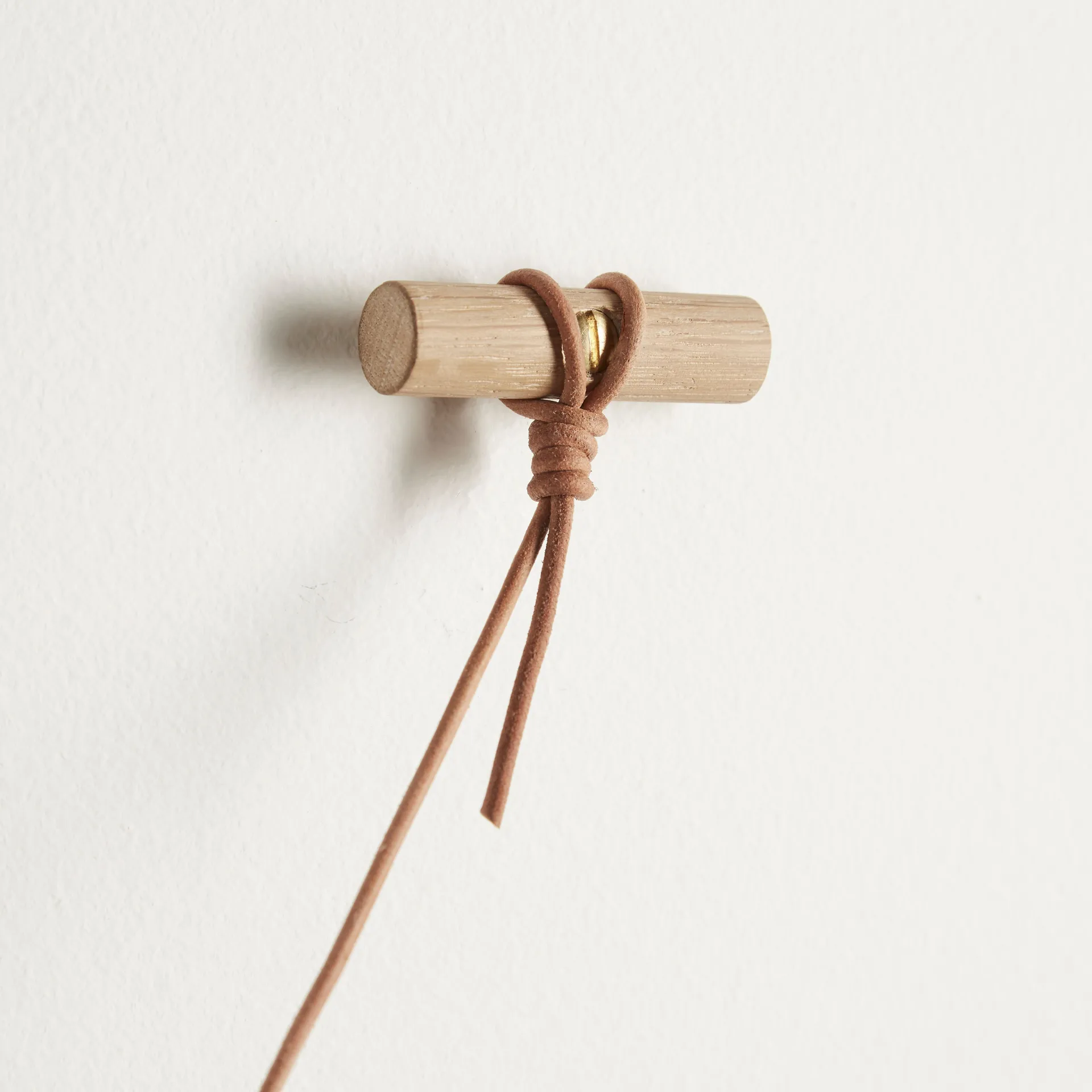 Perchero Knaegt, roble blanco pigmentado Woud