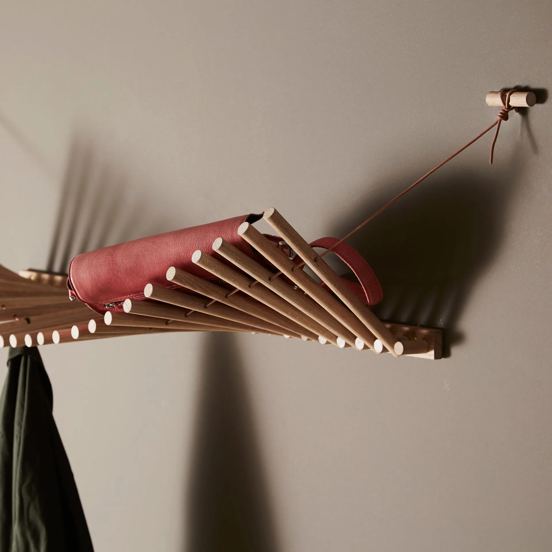 Perchero Knaegt, roble blanco pigmentado Woud