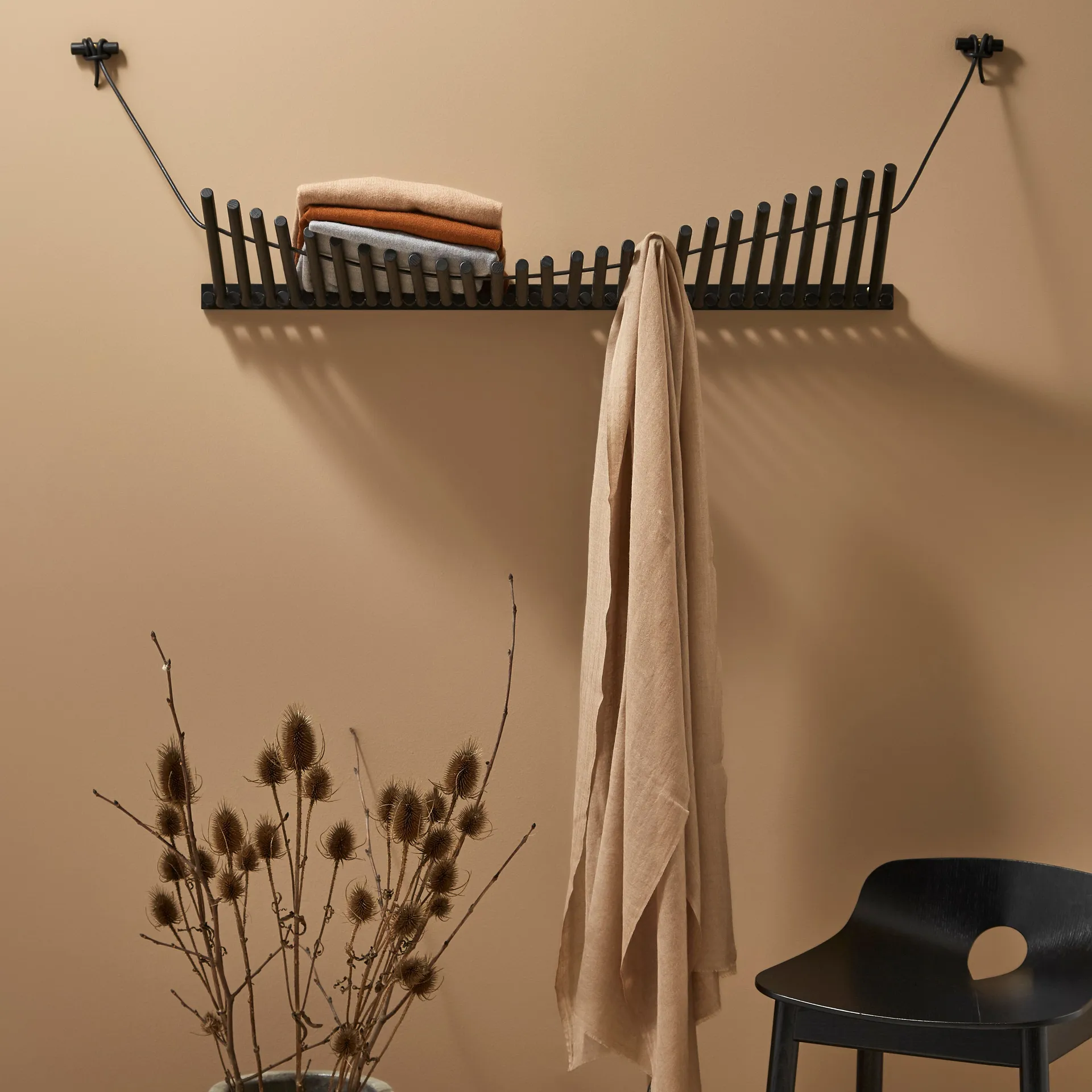 Perchero Knaegt, roble pintado de negro Woud