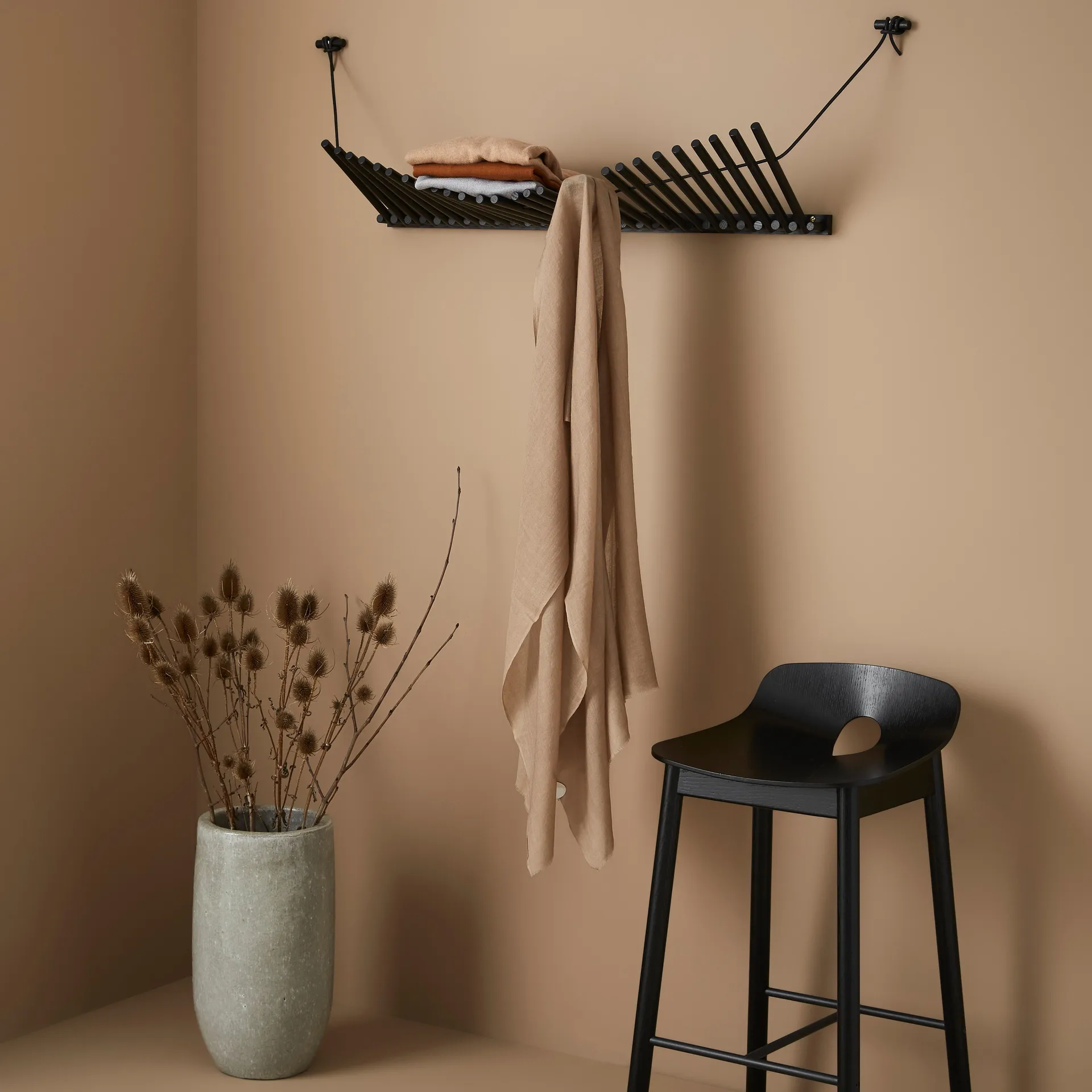 Perchero Knaegt, roble pintado de negro Woud