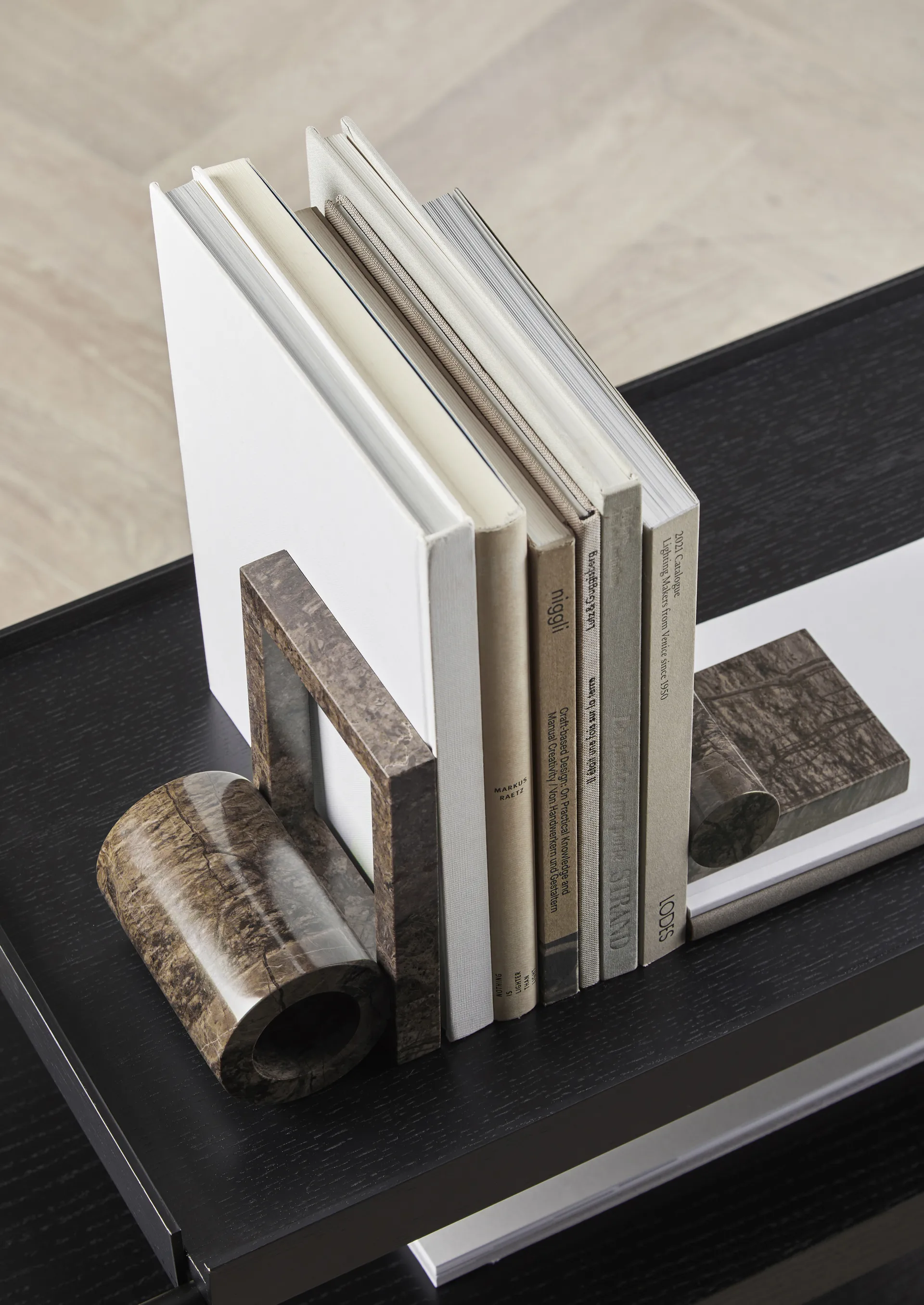 Sujetalibros Booknd mármol, Marrón Woud