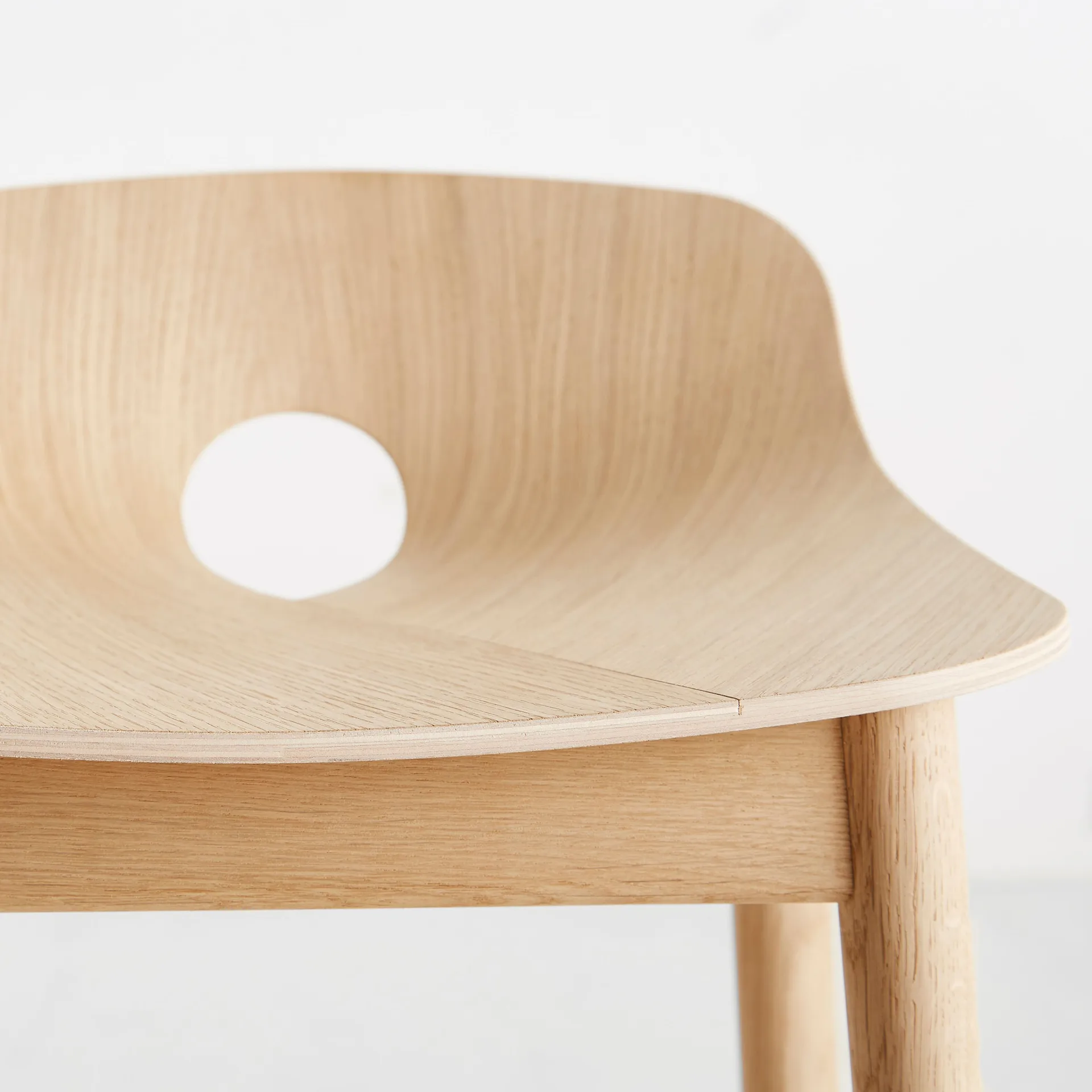 Taburete de bar Mono, Roble pigmentado blanco Woud