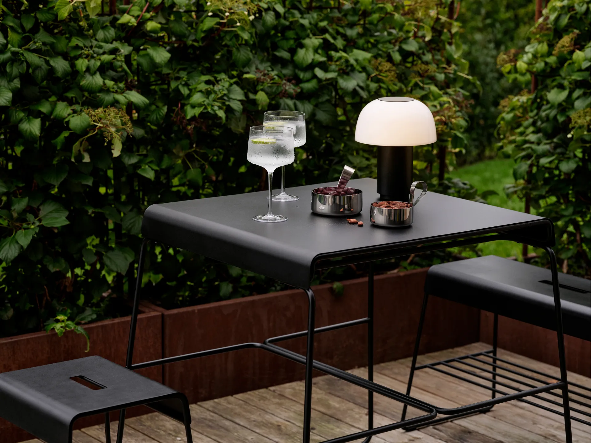 Banco para exteriores A-bench con estante de 45 cm, Black Zone Denmark