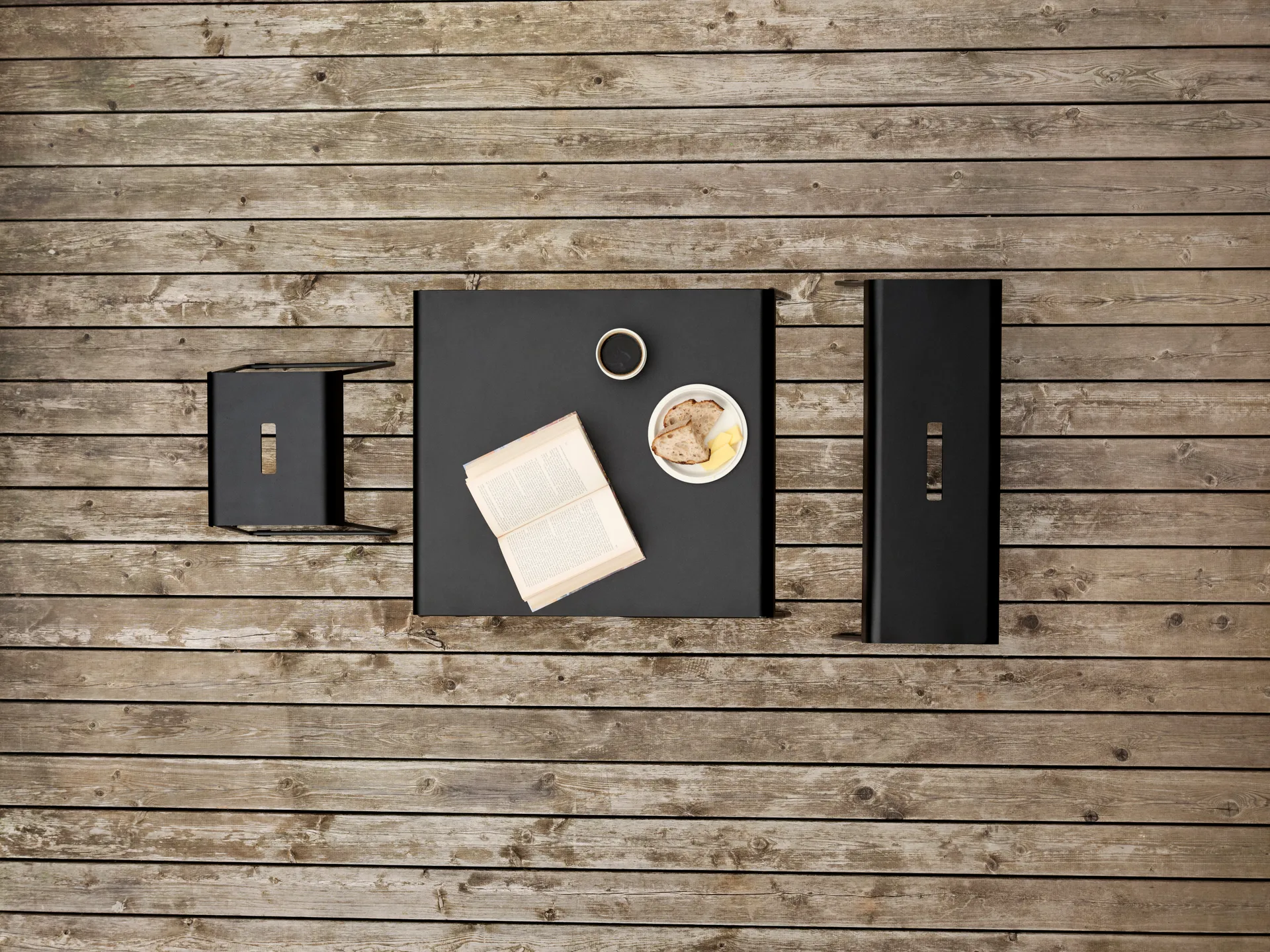 Banco para exteriores A-bench con estante de 45 cm, Black Zone Denmark