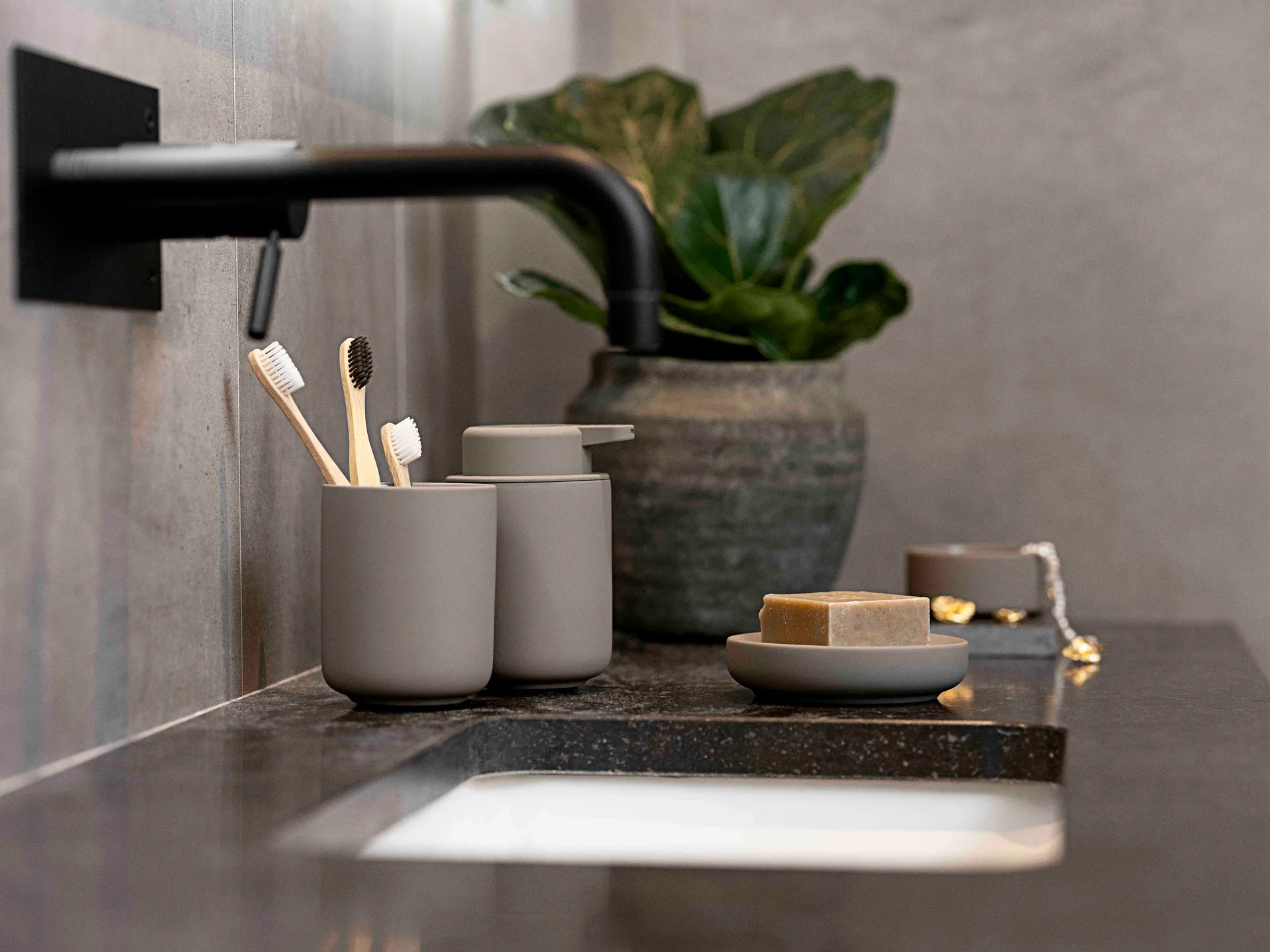 Dispensador de jabón Ume, Taupe Zone Denmark