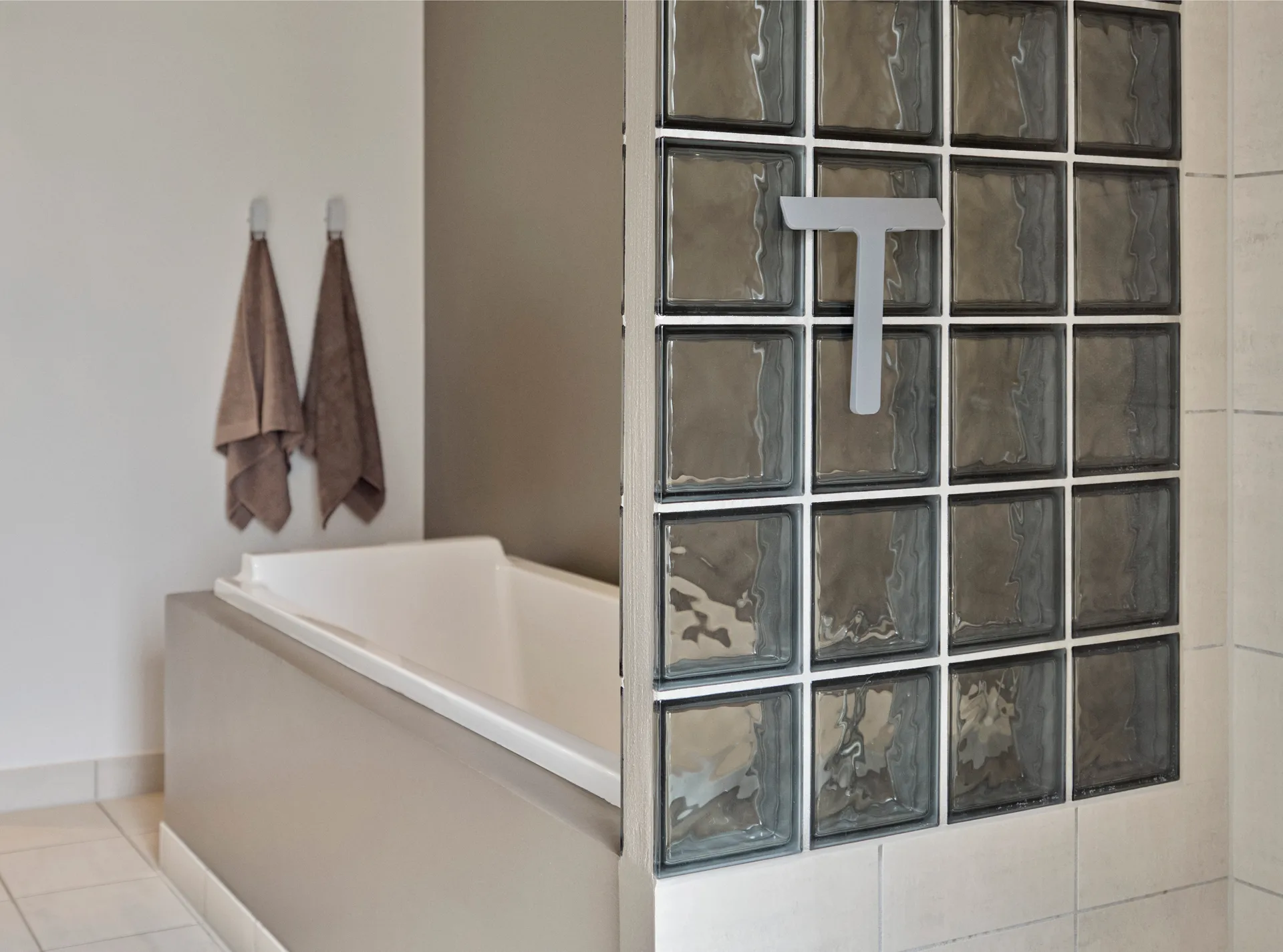 Rasqueta para mamparas con soporte Ume, Soft Grey Zone Denmark