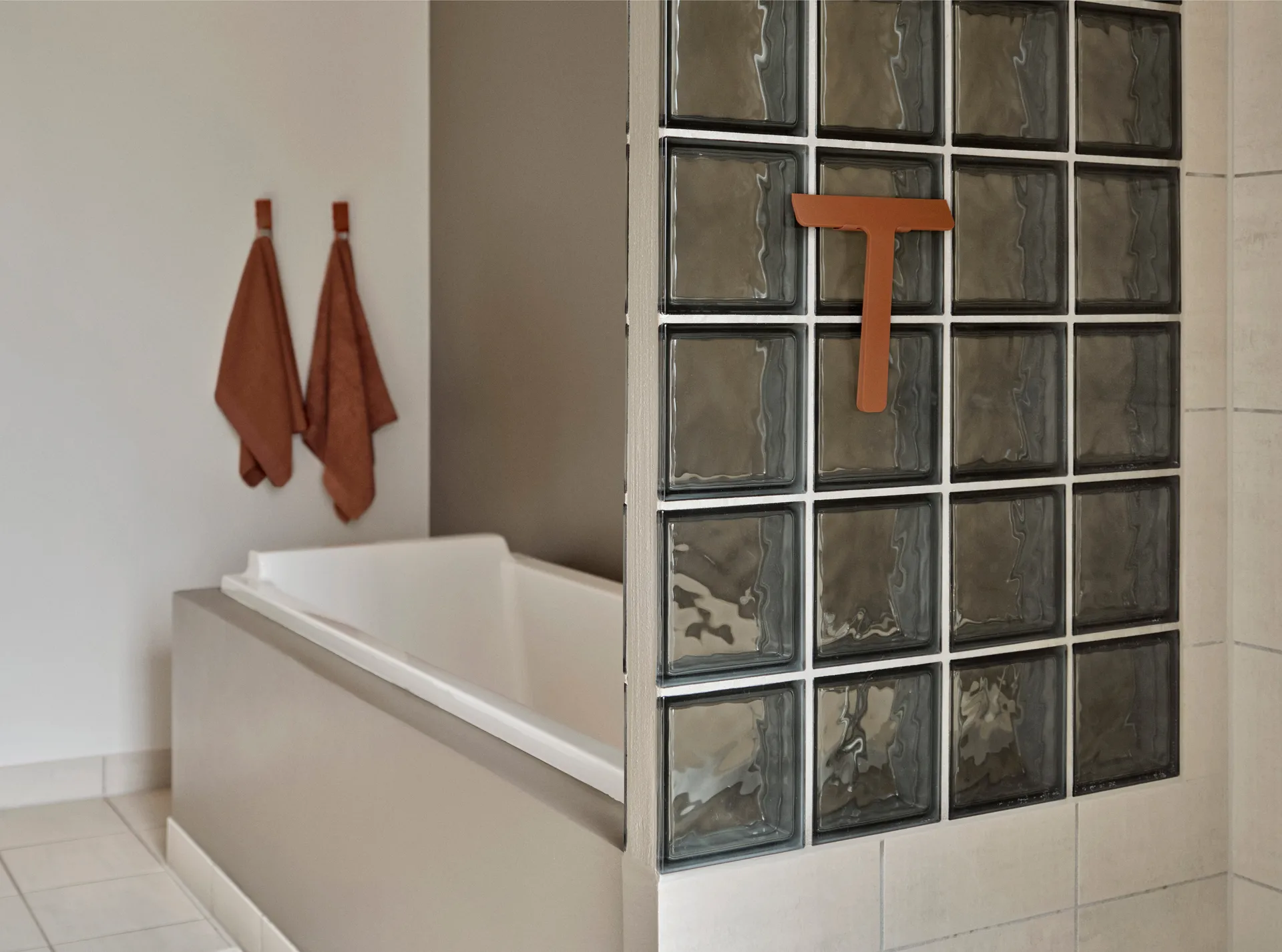 Rasqueta para mamparas con soporte Ume, Terracotta Zone Denmark