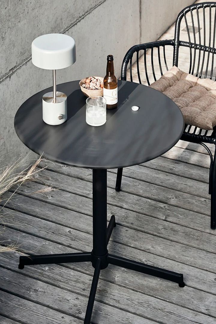 La mesa Halo de House Doctor es el mueble de exterior perfecto para un balcón pequeño.