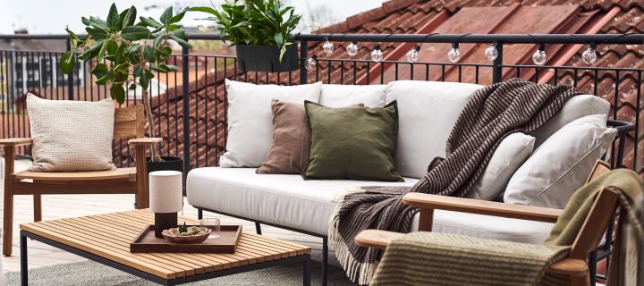 Decora tu balcón con las suaves mantas y cojines de lana de NJRD, Ernst, Himla y Scandi Living para lograr un balcón más acogedor.