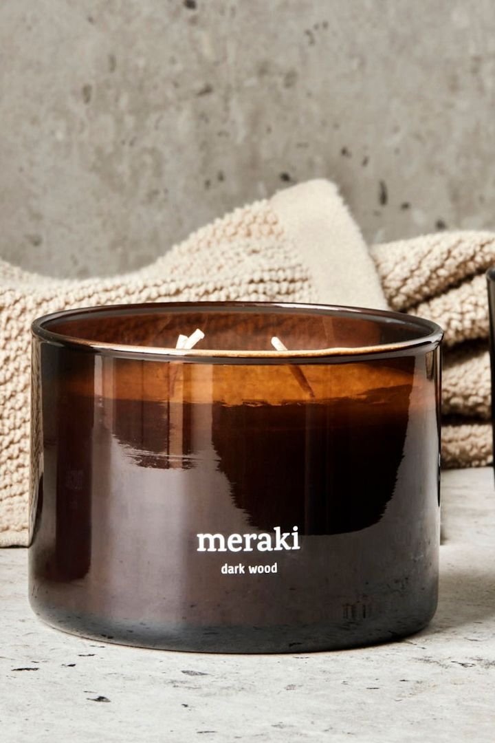 La vela perfumada de Meraki no sólo difunde un ambiente acogedor, sino también una agradable fragancia, lo que la convierte en un regalo estupendo para el Día del Padre.