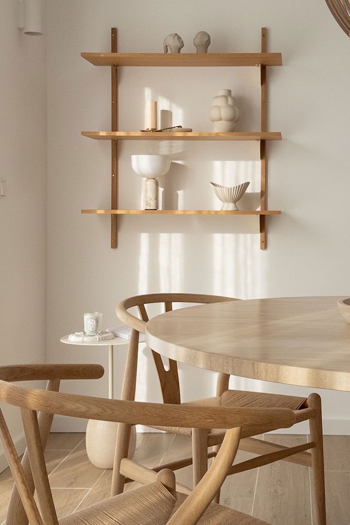Con Lagom, menos es más: la estantería de pared Sector decorada de Ferm Living cuelga en el comedor de @by.damira.