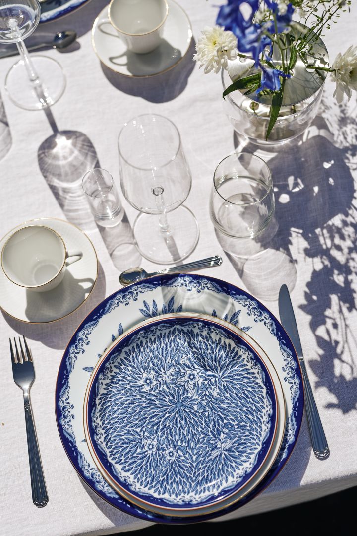 Los platos Ostindia de Rörstrand son perfectos para la decoración tradicional de una fiesta de verano en blanco y azul. 
