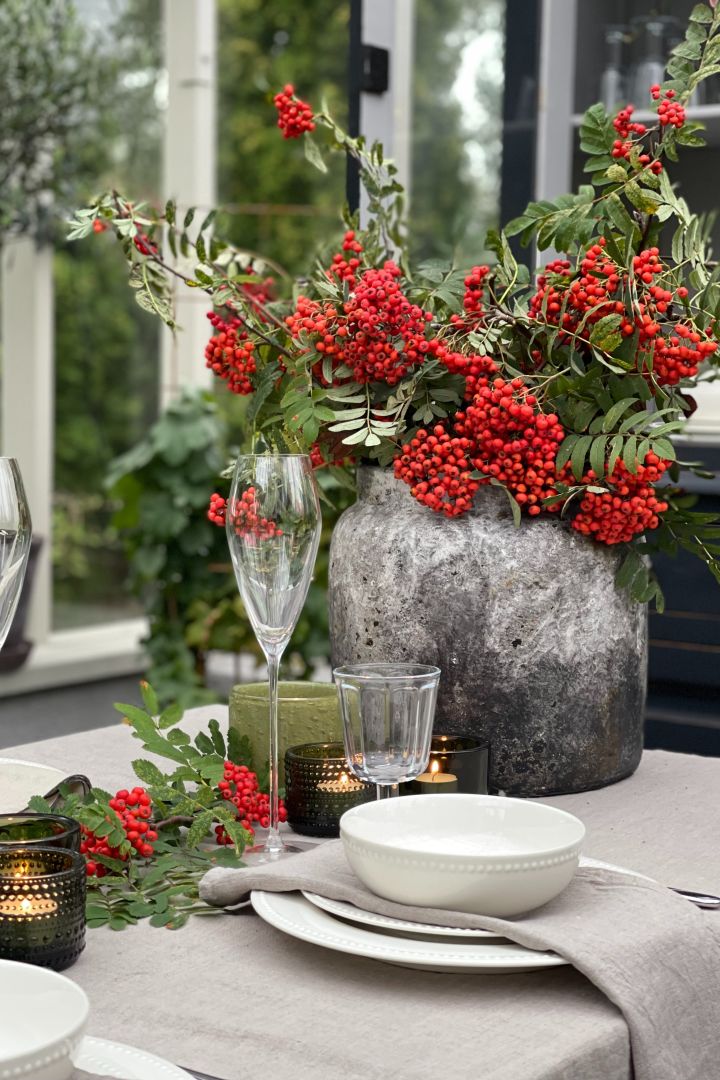 Las bayas rojas añaden un elemento natural a este arreglo de mesa sencillo y elegante de @villasjovik