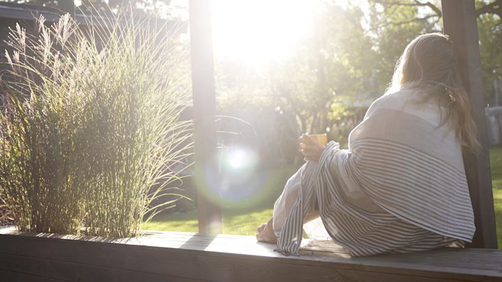 Lagom: tómate mucho tiempo para hacer descansos y sentarte al sol con una taza de café.