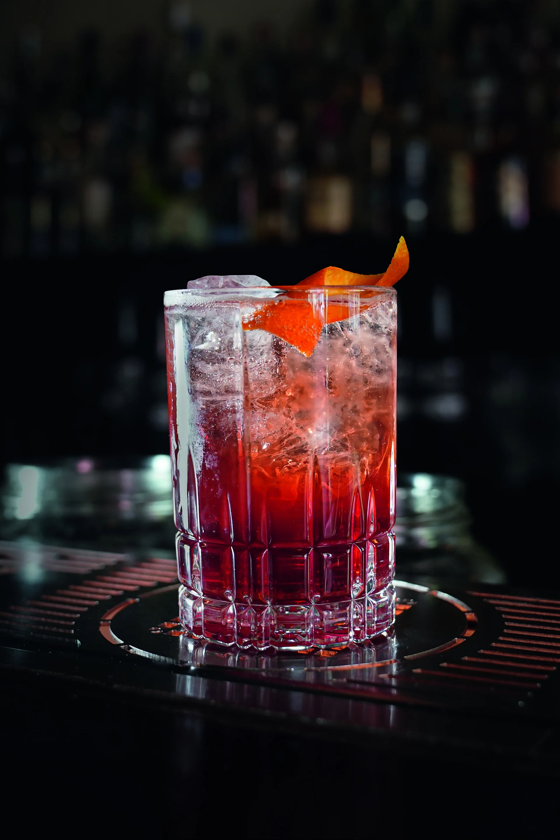 Un Virgin Long Island Iced Tea es un cóctel sin alcohol muy popular y se puede ver aquí en un vaso de whisky Perfect Serve de Spiegelau.