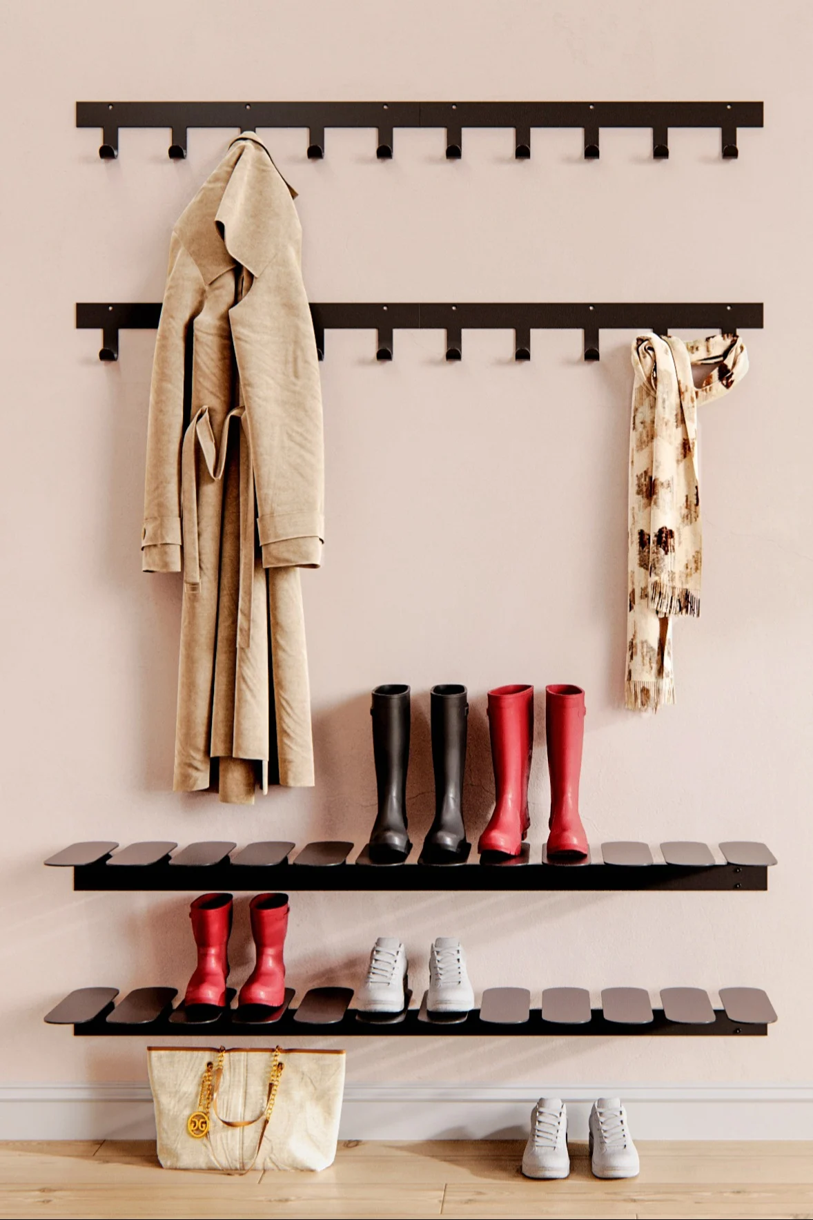 Gabardina beige, bufanda estampada en ganchos de pared. Botas negras y rojas, zapatillas blancas en zapateros. Bolso en el suelo.