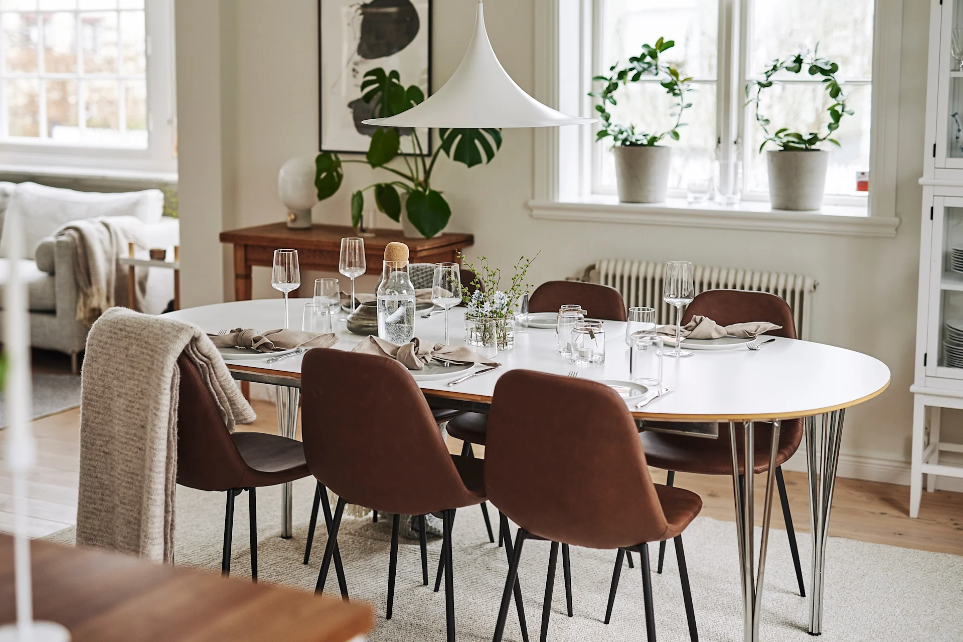 Sillas Form de House Doctor y copas de vino blanco de Iittala