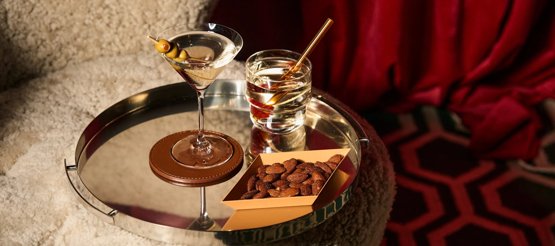 Hay muchos tipos de copas de cóctel, como la copa de martini y el vaso tumbler que se ven aquí sobre una bandeja de espejo de Spiegelau.