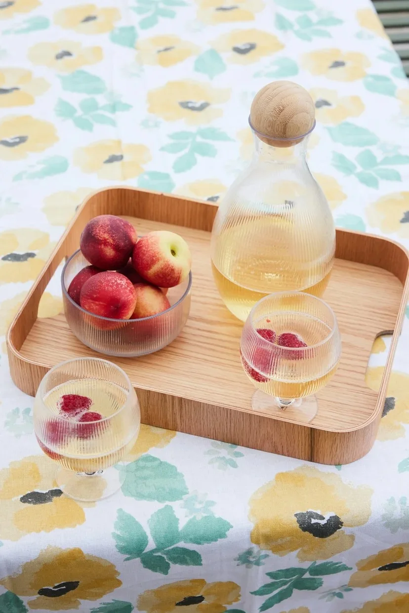 Un plato veraniego como éste también necesita la bebida adecuada. Por ejemplo, sirve un cóctel de melocotón y vainilla en la jarra Billi sobre la bandeja Hanna, ambas de Sagaform.