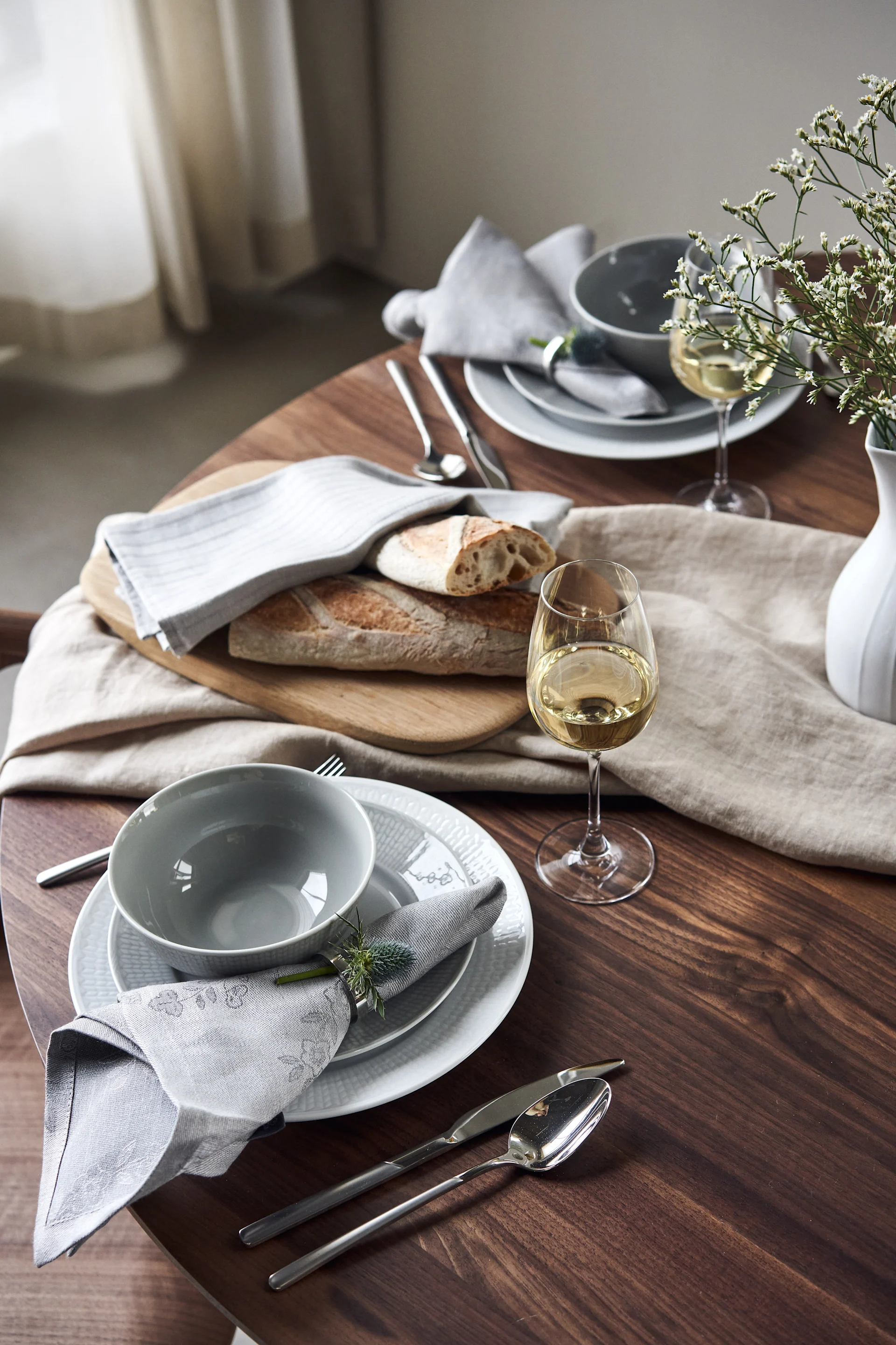 Vajilla Swedish Grace con cuenco y platos en tonos fríos de gris y blanco.