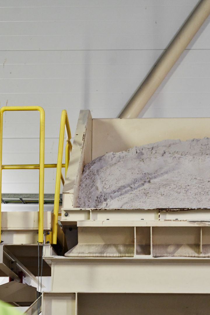 En la fábrica de Iittala, la arena está lista para convertirse en vidrio.