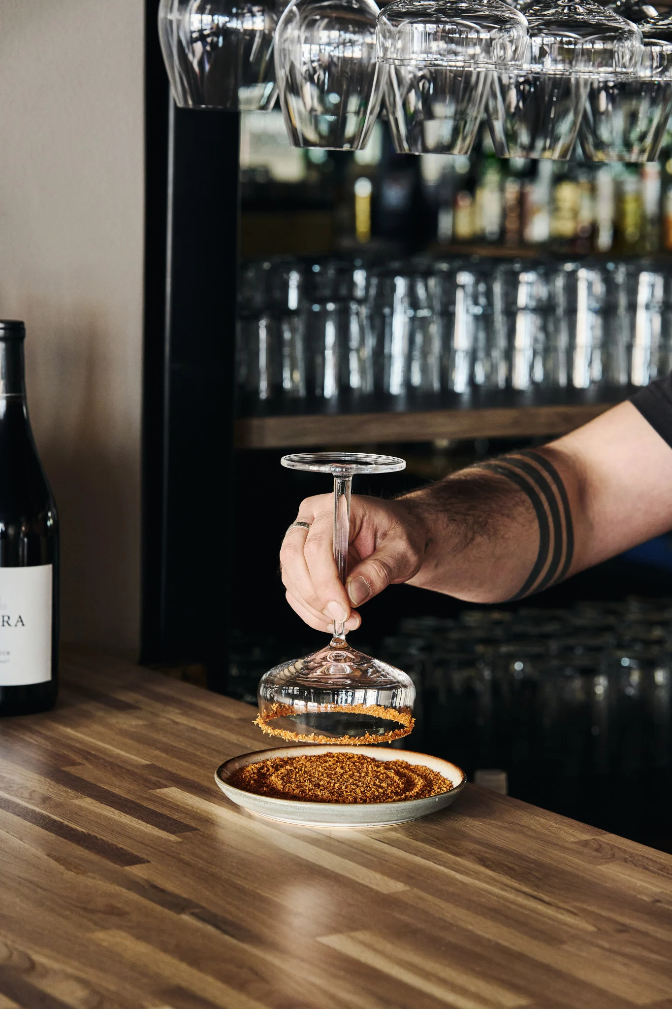 Añade un toque especial a tus cócteles sin alcohol sumergiendo el borde en un plato de copos de guindilla, como se muestra aquí.