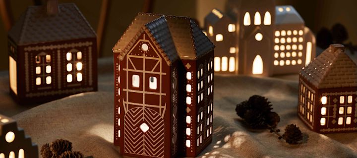 Crear ambiente navideño no es tan difícil: simplemente coloca la linterna de jengibre de Kähler en el alféizar de la ventana y la acogedora atmósfera navideña llegará por sí sola.
