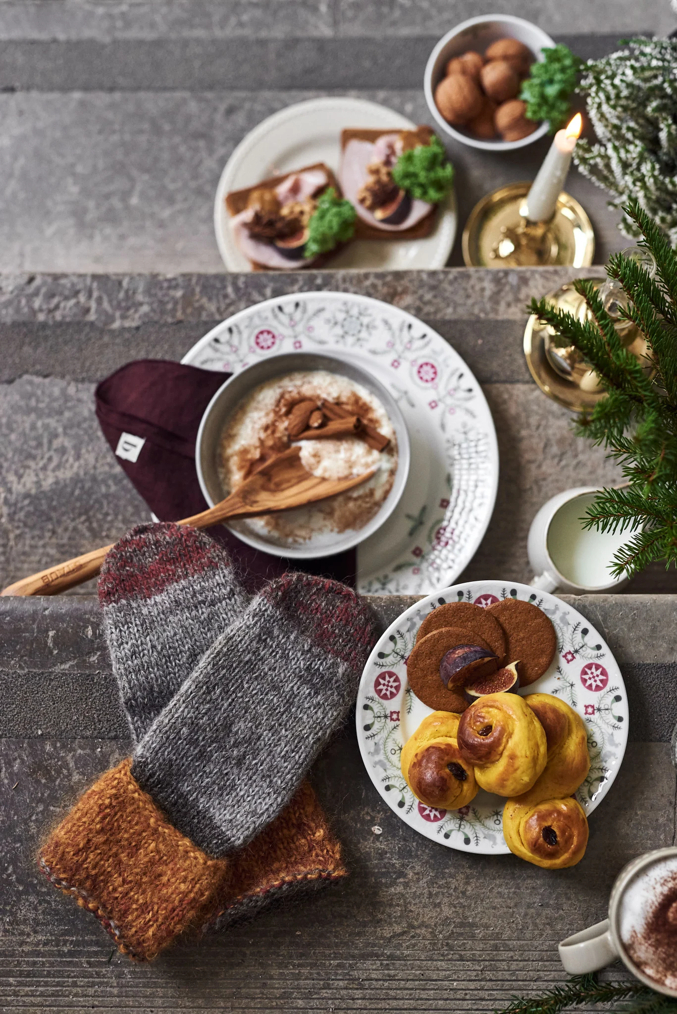 En unas escaleras se colocan dulces como lussekatter y arroz con leche, todo para el Jultomte, que debe proteger la casa y el hogar y traer los regalos.