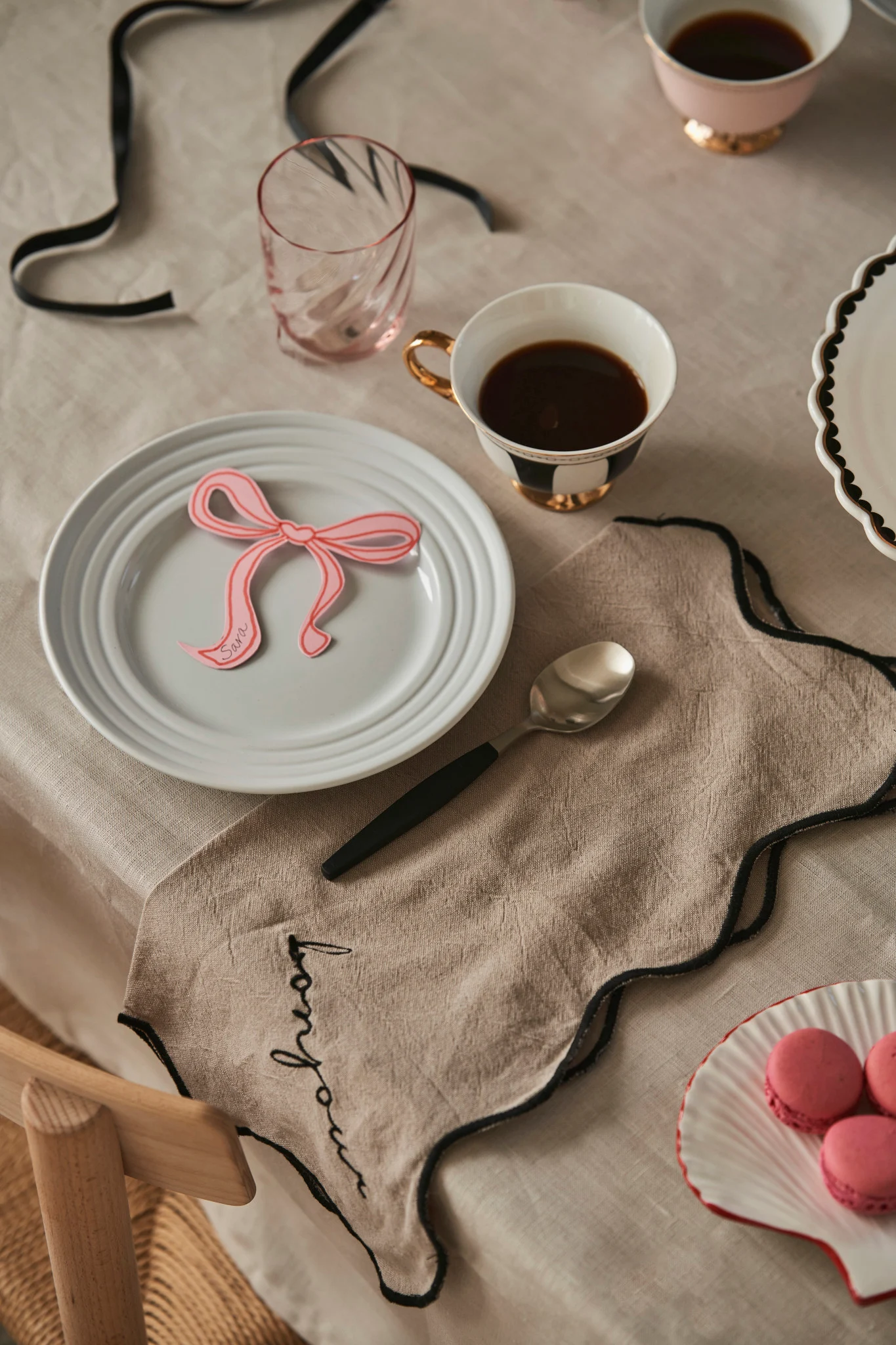 Prepara la mesa para celebrar el Galentine's Day con tus amigas favoritas. Aquí puedes ver servilletas de lino de Byon y tazas de té a rayas blancas y negras de Hilke Collection.