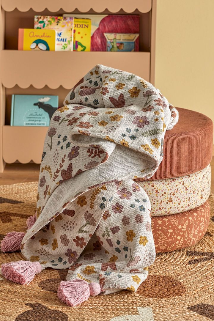 La manta de lana Kristine de Bloomingville mantiene al bebé caliente después del baño o en la cuna, lo que la convierte en un excelente regalo para el baby shower.