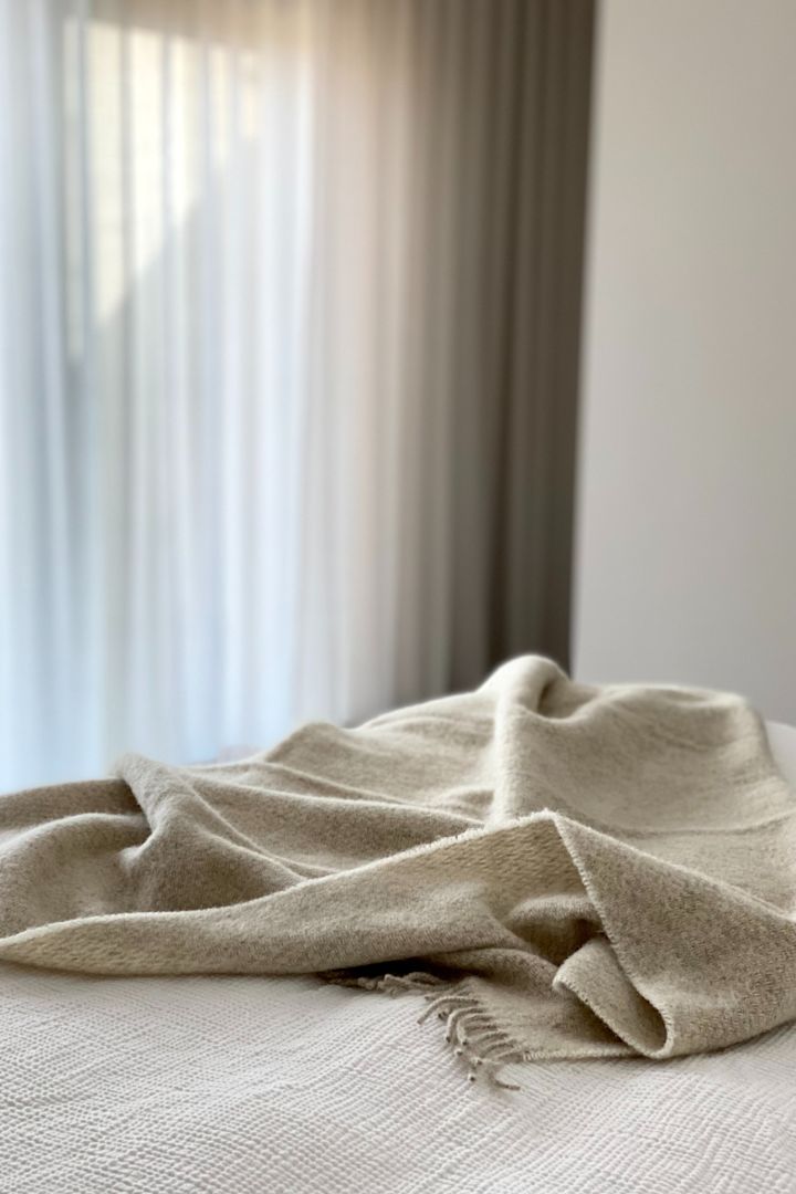 La manta de lana Sandstone de Scandi Living es una manta clásica y elegante perfecta para regalar como regalo de bodas.