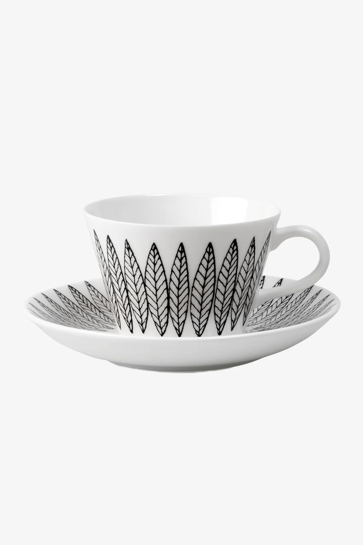 Taza de té y platillo blancos con estampado de hojas negras.